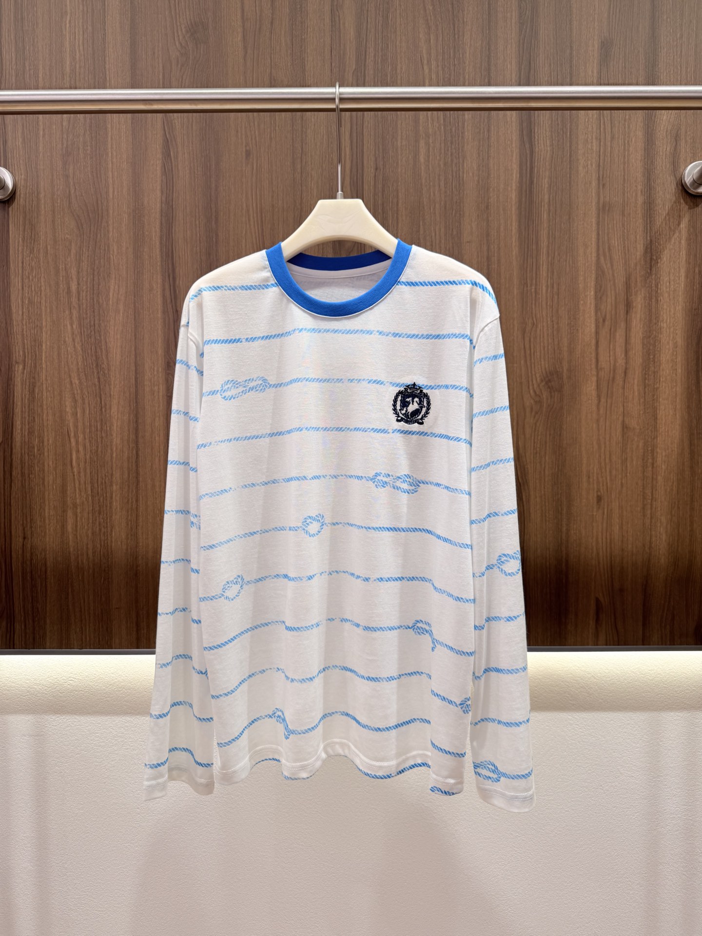 NO:806195,2026 Summer Ruifan badge embroidered striped T. Clean white background with sea salt blue rope stripes. Hand-painted lines are casual and healing. Exquisite embroidered badge embellishment on the chest adds a layered sense of design. Simple but not monotonous. Fabric texture feels light and soft. The upper body is cool and tolerant. Korean style refreshing nautical style. Clean and healing blue and white color scheme. Monochrome SML,,198609092026夏季芮范徽章刺绣条纹T 干净白底色搭配海盐蓝绳结条纹 手绘感线条随性又治愈 胸口精致刺绣徽章点缀 增添设计层次感 简约不单调 面料质感 触感轻薄软糯 上身凉感十足 包容性强 韩系清爽航海风 干净治愈的蓝白配色 单色SML,,,Women's clothing