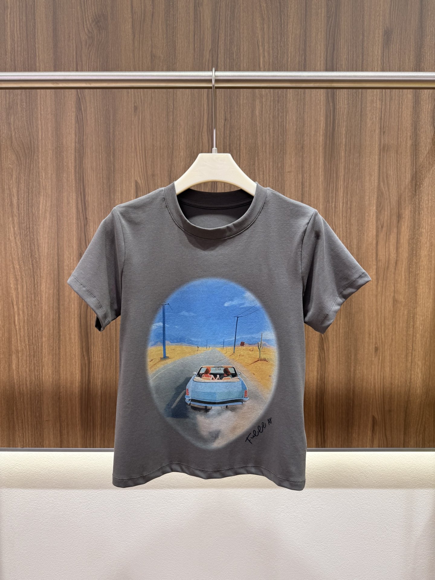 NO:807199,2026 Summer Blue Sky Speed ​​​​Print T. Overall atmospheric circular print. Re-engraved American highway retro style. Small handwritten English logo on the side is embellished. Full sense of details. Classic round neck version. Fits the neck line. Simple and versatile. Two-color SML,,198609092026夏季蓝天飞车印花T 整体氛围感圆形印花 复刻美式公路复古风 侧边手写英文小标识点缀 细节感直接拉满 经典圆领版型 贴合颈部线条 简约百搭好穿 两色SML,,,Women's clothing