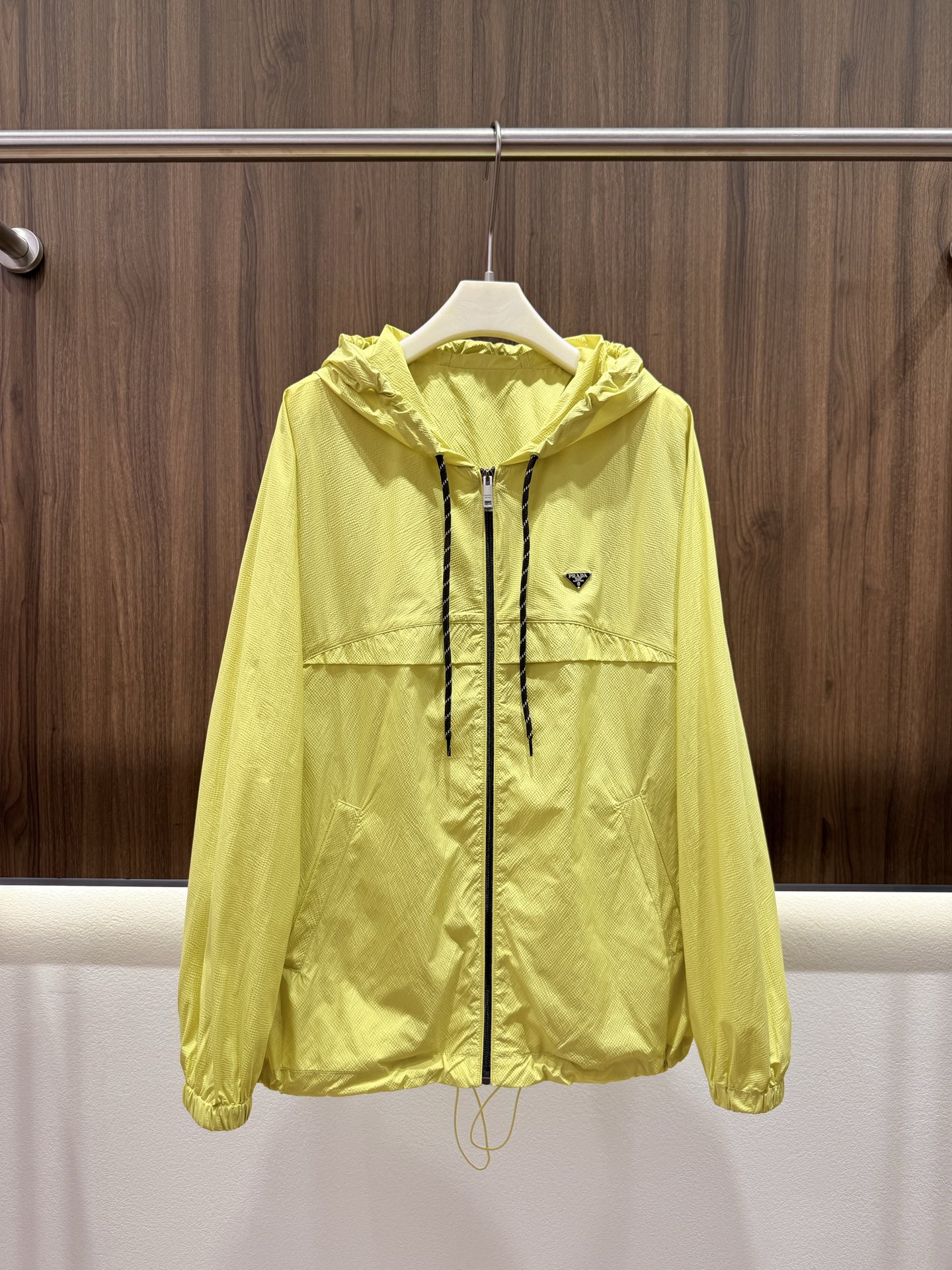 NO:807747,2026 summer Prada drawstring hooded sun protection. Classic hooded cut. Contrast color drawstring design. Freely adjustable elasticity. Triangular metal logo embellishment on the chest to enhance recognition. Exclusively customized fabric. The upper body is comfortable and has a protective effect. Practicality. Vitality and eye-catching. Brighten the overall outfit. Easily create a street trend. Two-color SML,,hats,198609092026夏季普la达抽绳连帽防晒 经典连帽剪裁 撞色抽绳收束设计 自由调节松紧 胸前做有三角金属logo徽标点缀 提升辨识度 独家定制面料 上身舒适同时起到防护作用 实用性 活力吸睛 提亮整体穿搭 轻松打造街头潮流感 两色SML,,hats,,Women's clothing