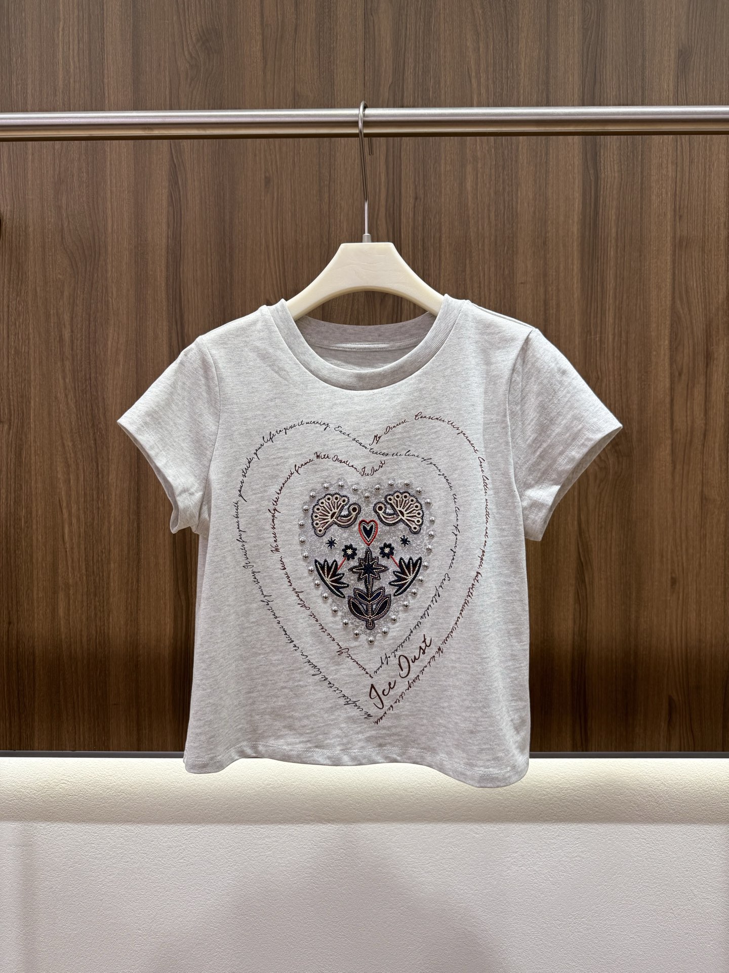 NO:808303,2026 Summer Love Bead Printing T Double-layer love design on the front. The outer layer is surrounded by handwritten letter printing. The middle heavy embroidery pattern is colorful and full of details. The inner layer is decorated with hand beading. The heavy details have a sense of sophistication. Pure cotton fabric. Soft and comfortable. Round neck and short cut. The overall upper body has a retro atmosphere and a girly atmosphere. Monochrome SML,,198609092026夏季爱心钉珠印花T 正面双层爱心设计 外层环绕手写风字母印花 中间重工刺绣图案 多彩多色 细节拉满 内层搭配手工钉珠点缀 重工细节自带精致感 纯棉面料 柔软舒适 圆领短版剪裁 整体上身兼具复古氛围与少女气息 单色SML,,,Women's clothing