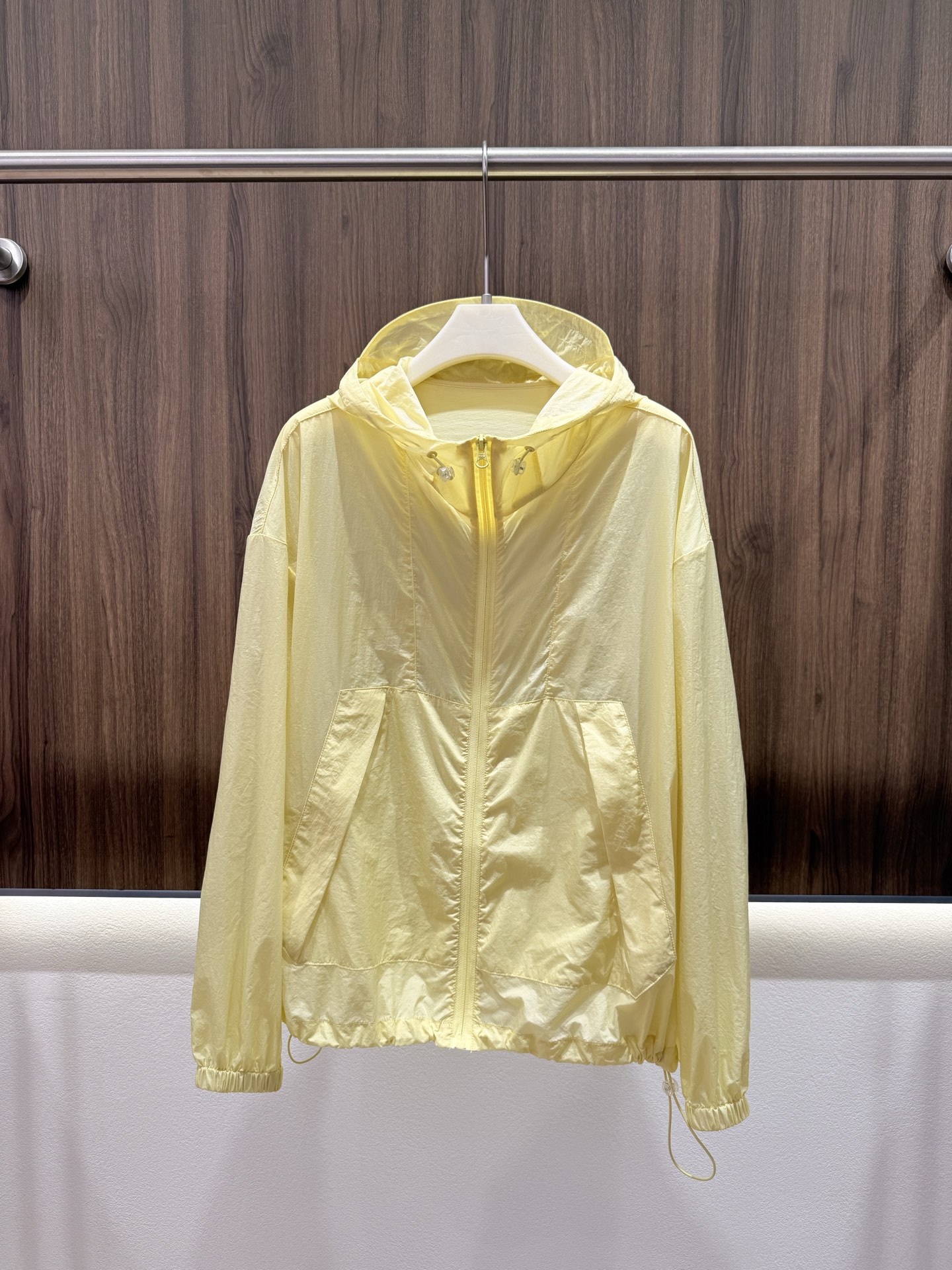 NO:834999,2026 summer solid color hooded sun protection clothing. The whole clothing is solid color without unnecessary decoration. Minimalist and high-end without choosing style. Invisible zipper design. Large pockets are practical and add a sense of leisure. Hood + hem drawstring details. Taking into account both sun protection and styling. Can be used as a light outerwear in air-conditioned rooms. One garment can be worn multiple times throughout the summer. Three-color SML,,hats,198609092026夏季净色连帽防晒服 全衣净色无多余装饰 极简高级不挑风格 隐形拉链设计 大口袋实用又增添休闲感 连帽+下摆抽绳细节 兼顾防晒与造型 空调房可作轻薄外搭 一衣多穿承包整个夏季 三色SML,,hats,,Women's clothing
