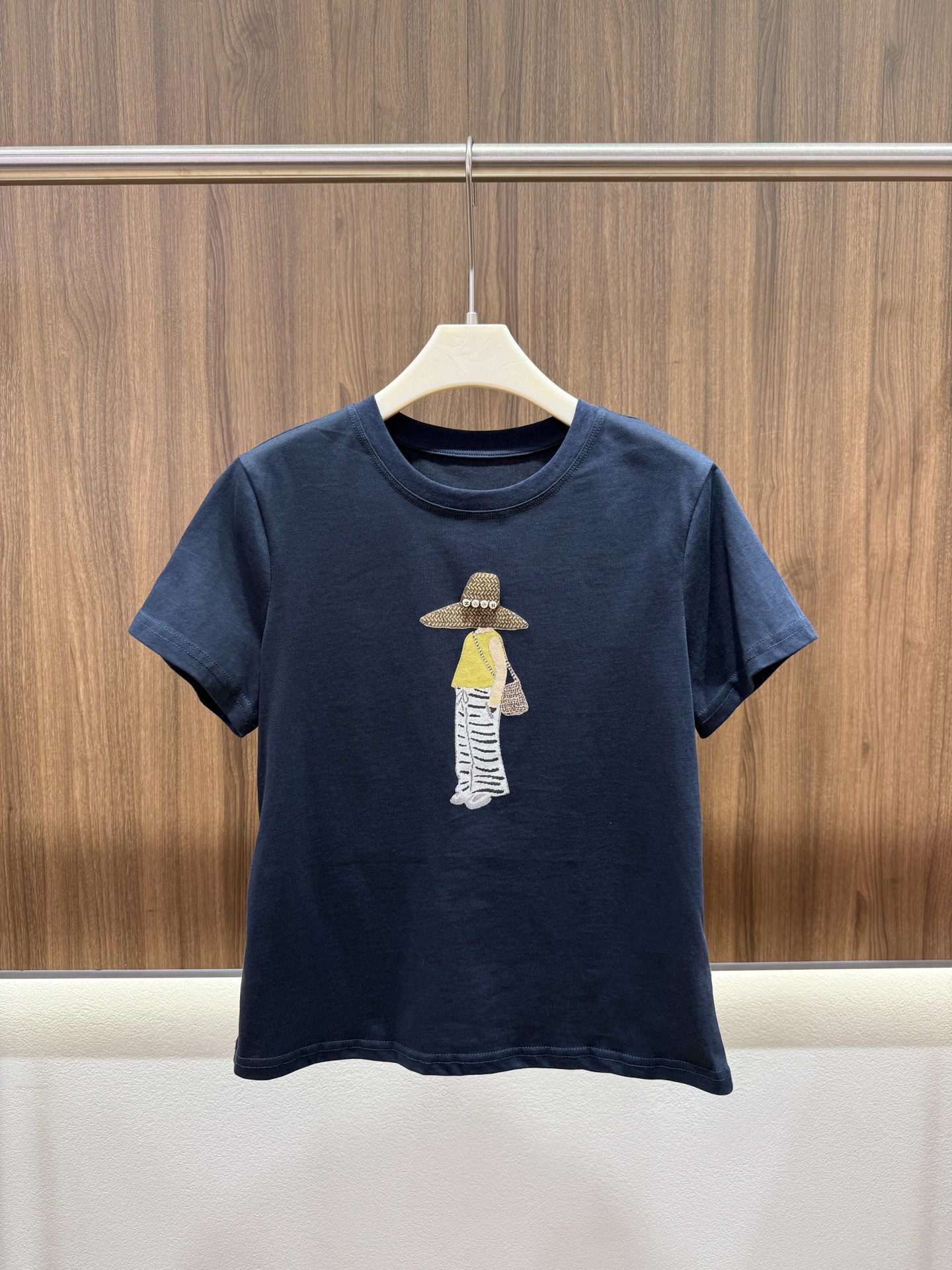 NO:836358,2026 Summer Straw Hat Little Girl T. Straw hat girl print on the chest. The color is clear. The pattern is exquisite and three-dimensional. The design of small round beads between the straw hat is full of sophistication. Slightly loose straight cut. It accommodates various body shapes. Covers the flesh and makes you look slim. Very everyday Korean-style outfit ~ easy to get the atmosphere. Two-color SML,,hats,198609092026夏季草帽小女孩T 胸前草帽女孩印花 色彩清晰 图案精致立体 草帽间小圆珠点缀设计 整体精致感十足 微宽松直筒剪裁 包容各种身形 遮肉显瘦 很日常的韩里韩气穿搭～氛围感轻松get 两色SML,,hats,,Women's clothing