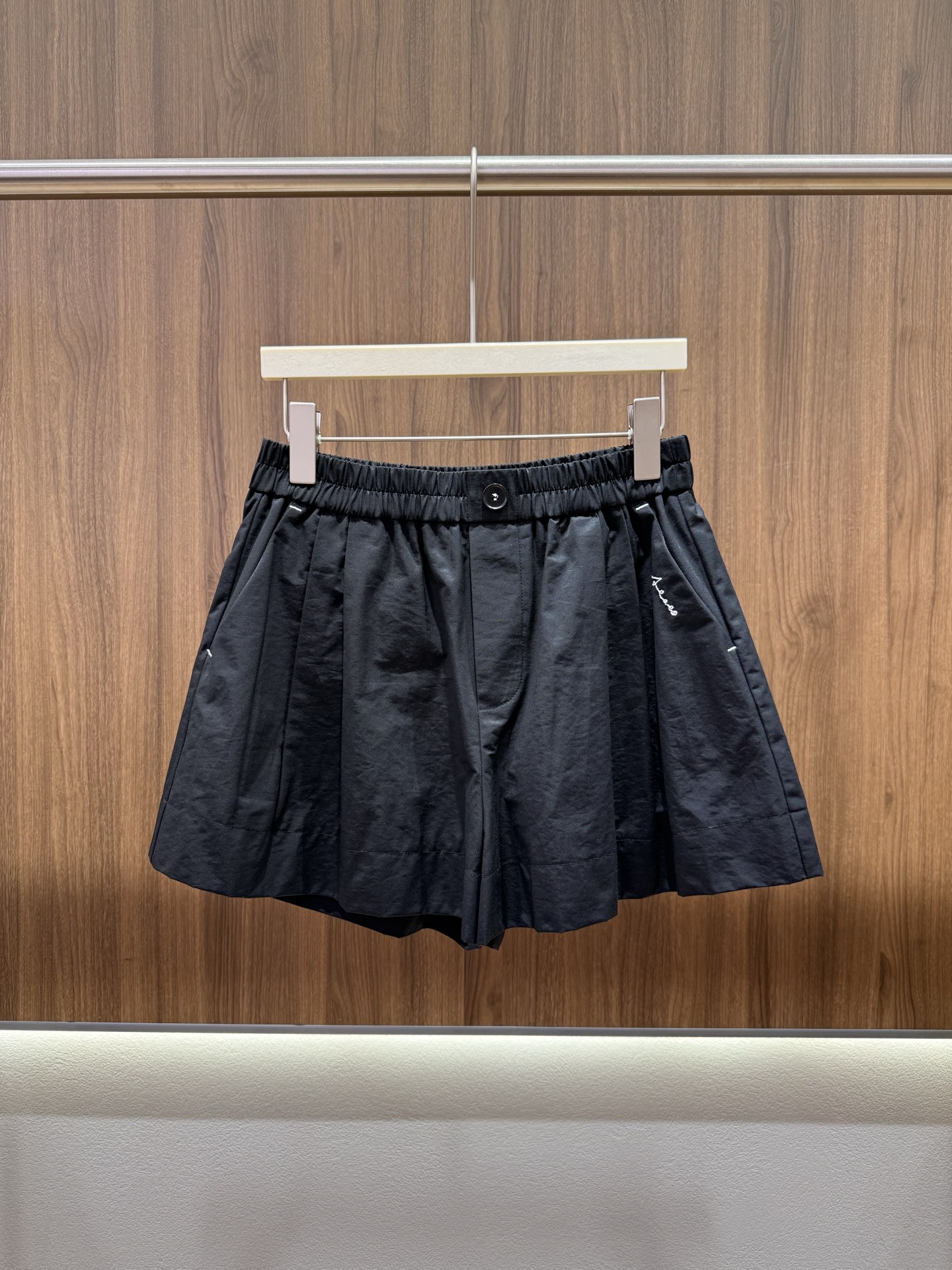 NO:836346,2026 summer embroidered button shorts. Small embroidery on the side is a low-key embellishment of the whole. Exquisite A-line shorts silhouette design subtly modifies the hip width. The upper body is refreshing and skin-friendly. It has a soft drape. The color is classic. Suitable for various summer wear scenes. Three-color SML,,shorts,198609092026夏季刺绣钮扣短裤 侧边小刺绣低调点缀整体 精致十足 A字短裤廓形设计巧妙修饰胯宽 上身清爽亲肤 自带柔和垂坠感 色系经典 适配夏日各种穿搭场景 三色SML,,shorts,,Women's clothing