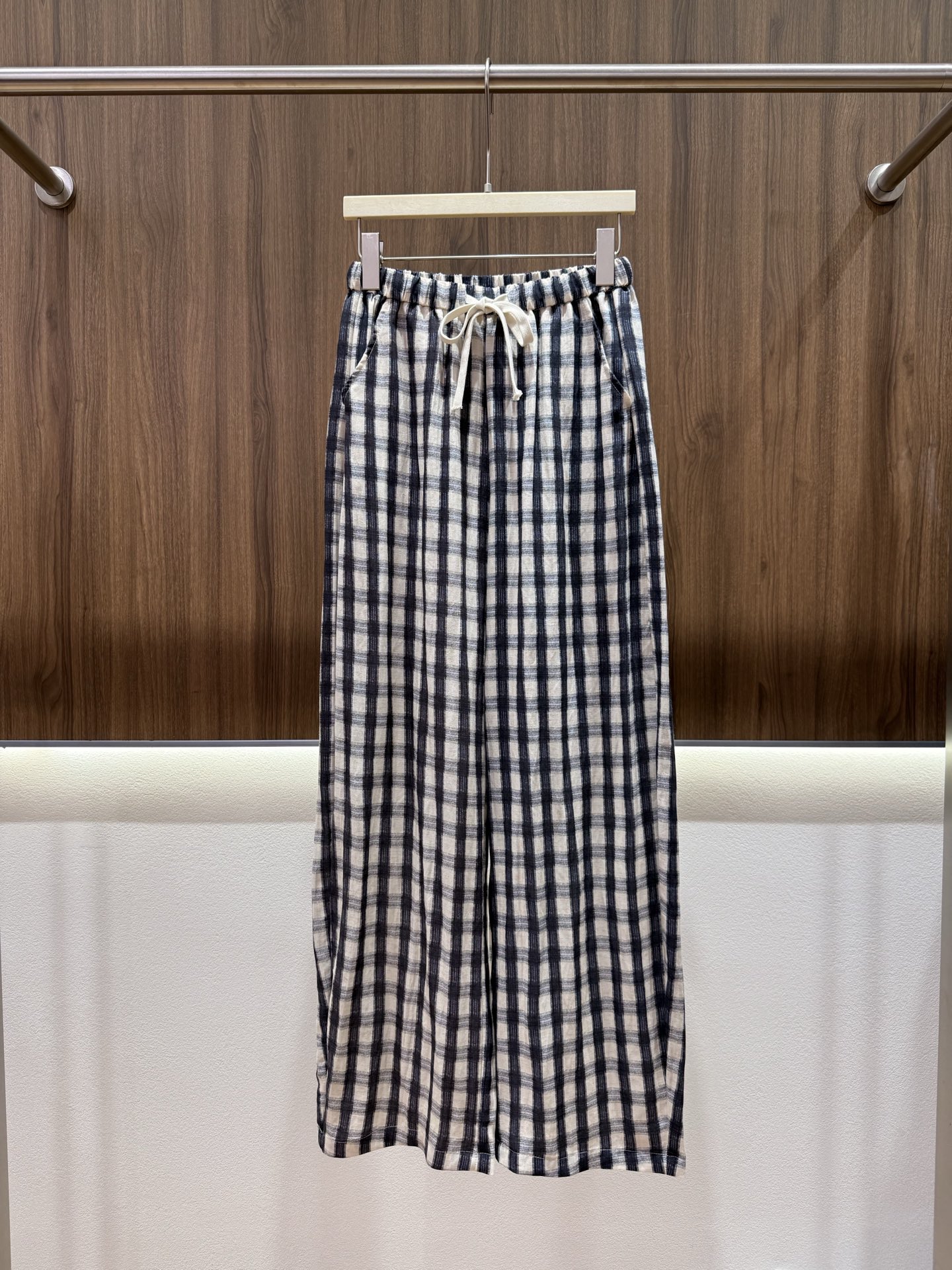 NO:841582,2102026 Summer Navy blue and white plaid casual wide-leg pants Classic navy blue and off-white contrasting plaid pattern Retro, simple and not boring Elastic waist drawstring design ~ no need to pick the waistline Easy to put on and take off Good drape Modify the leg shape Hidden flesh and slimming Covers hip width The color is low-key and durable Easy to wear in daily wear with a lazy and relaxed style Monochrome SML,,198609092102026夏季 藏青白格休闲阔腿裤 经典藏青米白撞色格纹 复古简约不沉闷 松紧腰抽绳设计～不挑腰围 穿脱便捷 垂坠感好 修饰腿型 藏肉显瘦 遮盖胯宽 配色低调耐看 日常穿搭慵懒松弛风轻松拿捏 单色SML,,,Women's clothing