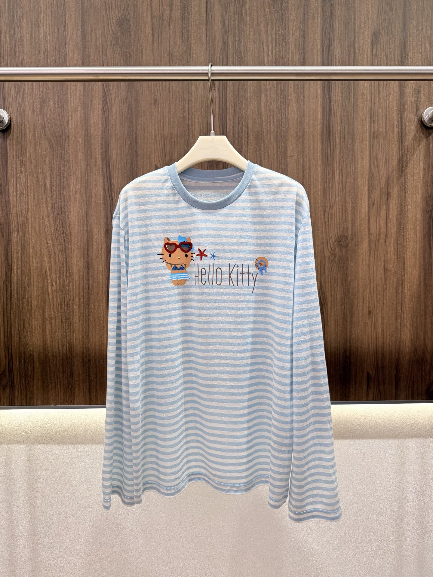 NO:838355,2026 summer Rui Fan holiday kitty striped T. Horizontal stripes + black leather Hello Kitty print. It is full of vitality. It has a sense of craftsmanship on the cartoon. Flocking and rhinestones. Snowflake cotton fabric is sun-proof and breathable. It is refreshing and layered when worn alone. The loose version covers the flesh and does not pick up the figure. Directly flush with eyes closed. Three colors SML20260140,,198609092026夏季芮范度假kitty条纹T 横线条纹+黑皮凯蒂猫印花 一整个元气住 卡通上都小有工艺感 植绒烫钻 雪花棉面料 防晒又透气 单穿清爽叠穿也超有层次感 宽松版型遮肉不挑身材 直接闭眼冲 三色SML20260140,,,Women's clothing