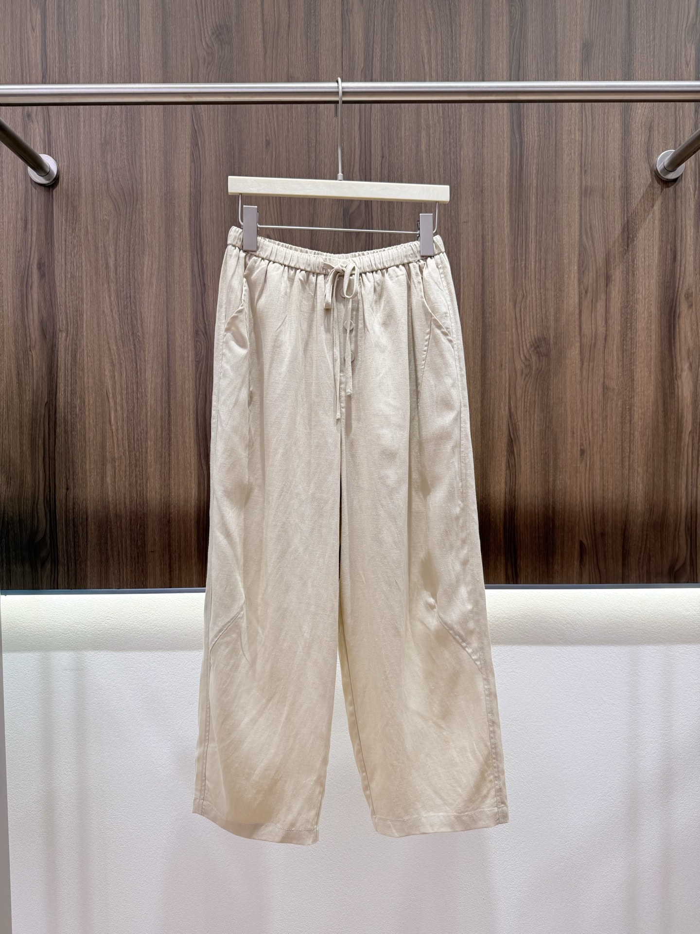 NO:860185,2026 Summer Tencel Linen Cropped Pants Elastic Drawstring Waist Decorative Breasted Buttons Practical and Fashionable Tencel Linen Blended Wide Leg Cropped Pants The upper body is comfortable and breathable. Easy to create in summer. It has both a refreshing body feel and a lazy style. It is a classic for everyday casual matching. Comes with gentle filter, three-color SML,,198609092026夏季天丝亚麻七分裤 松紧抽绳腰头 装饰排扣 实用与时尚兼具 天丝亚麻混纺阔腿七分裤 上身舒适透气 夏日轻松打造 兼顾清爽体感与慵懒版型 日常随性去搭配都是经典 自带温柔滤镜 三色SML,,,Women's clothing