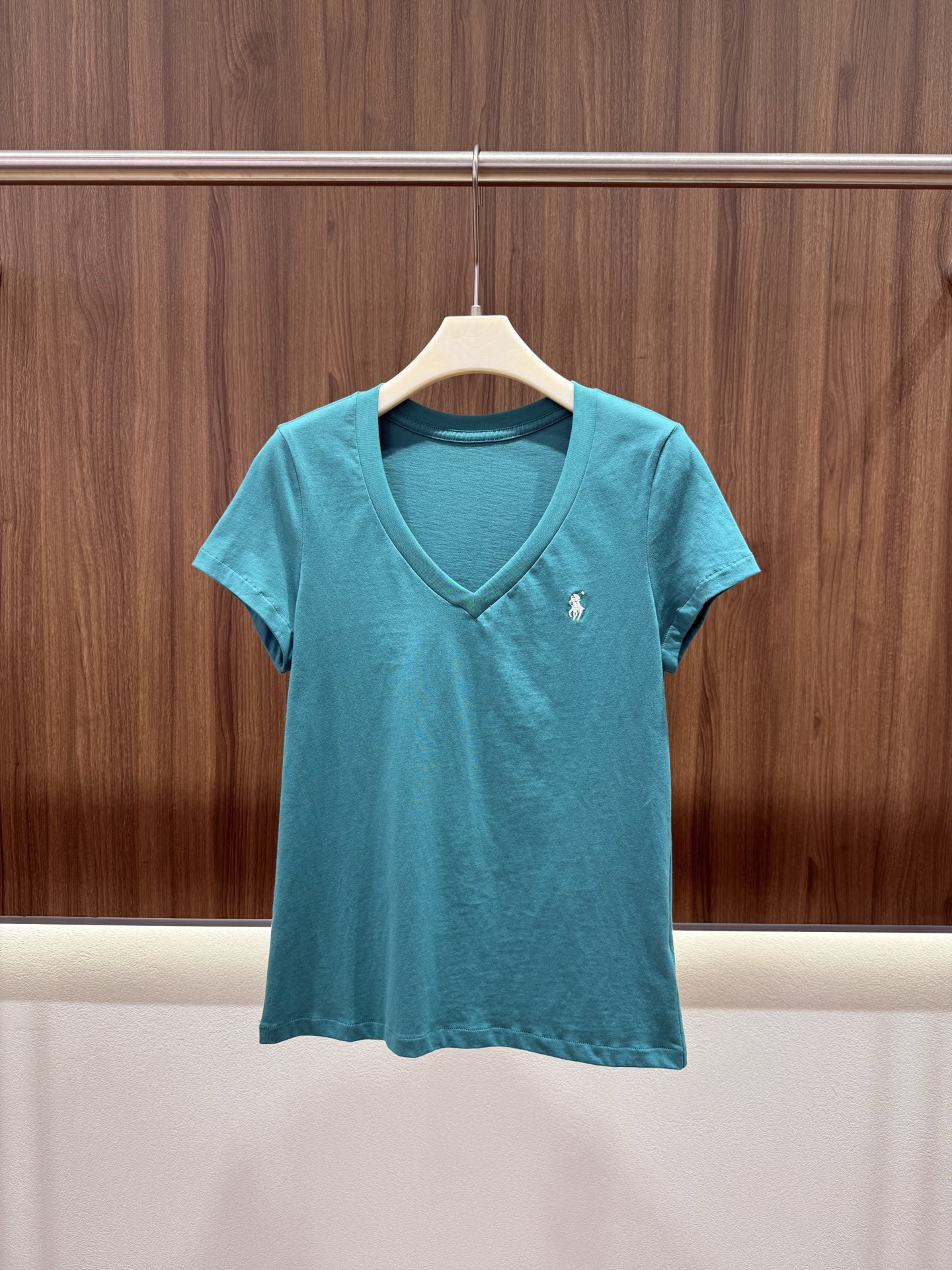 NO:860097,2026 summer pony embroidered V-neck T. Exquisite pony embroidery logo on the chest. Simple and low-key. Classic slim V-neck tailoring. Modifies the neck line. Fitted short sleeves. Neat waist. Not tight for daily use. Summer wear is refreshing and simple. Versatile and durable ~ Seven-color SML,, T-shirt,198609092026夏季小马刺绣V领T 胸口精致小马刺绣标识 简约低调 经典修身V领剪裁 修饰脖颈线条 合身短袖 利落收腰 日常不紧绷 夏日穿搭清爽简约 百搭耐看～ 七色SML,,T-shirt,,Women's clothing