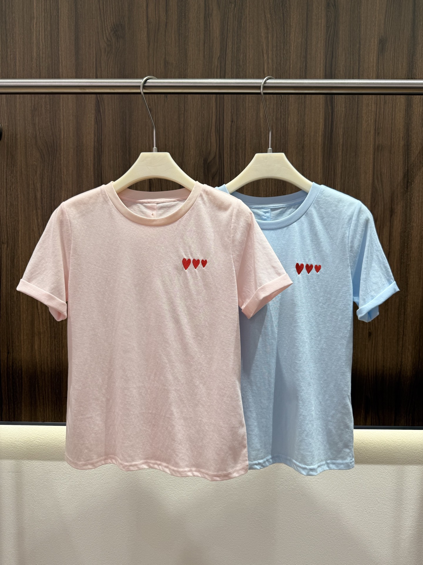 NO:860171,2026 Summer Love Embroidered Back Breasted T, Three Love Hearts Delicately Embroidered on the Chest, Playful and Gentle, Featured Vertical Red Bead Buttons, Niche and Chic, Fitted and Slightly Loose Tailored, Not Slim, Refreshing and Simple, Comfortable and Loose Upper Body, Gentle and Age-Reducing, Full of Girly Atmosphere, Two-Color SML,,198609092026夏季爱心刺绣后背排扣T 胸前三颗爱心精致刺绣 俏皮温柔 特色竖排红色圆珠钮扣 小众别致 合身微宽松剪裁 不挑身材 清爽简约 上身舒适松弛 温柔减龄 少女氛围感十足 两色SML,,,Women's clothing