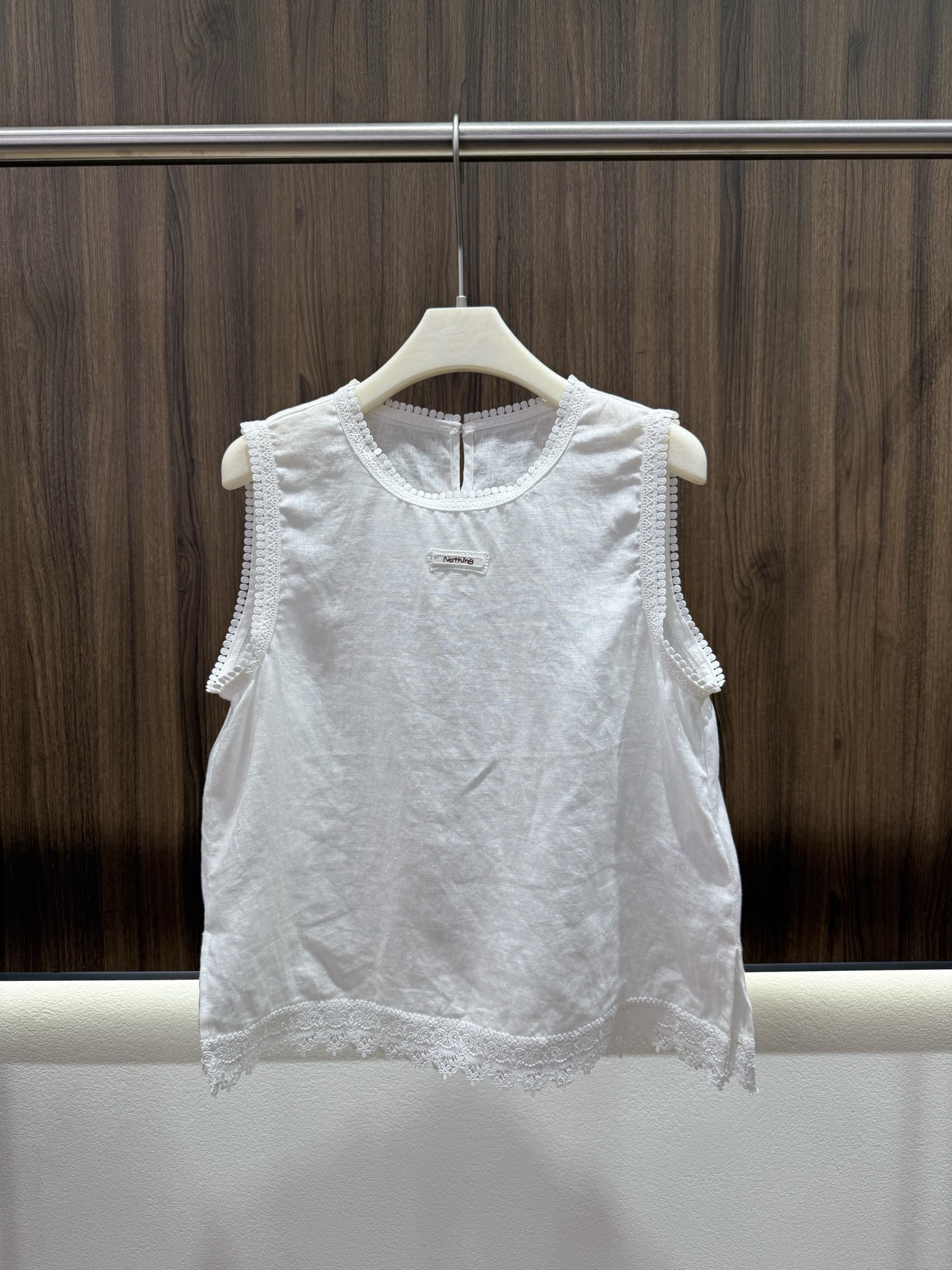 NO:874789,2026 summer linen lace sleeveless top. The overall focus is on relaxation. It has a French gentle temperament. It is made of 100 linen material. It is not sweaty at all in summer. There are many exquisite laces. It is soft and does not hurt the skin. The small cloth logo on the chest is embellished. It is low-key and recognizable. Two-color SML,,198609092026夏季亚麻蕾丝花边无袖上衣 整体主打松弛感 自带法式温柔气质 采用100亚麻材质 夏日完全不闷汗 多处精致蕾丝花边 软乎乎不扎皮肤 胸前小布标点缀 低调又有辨识度 两色SML,,,Women's clothing