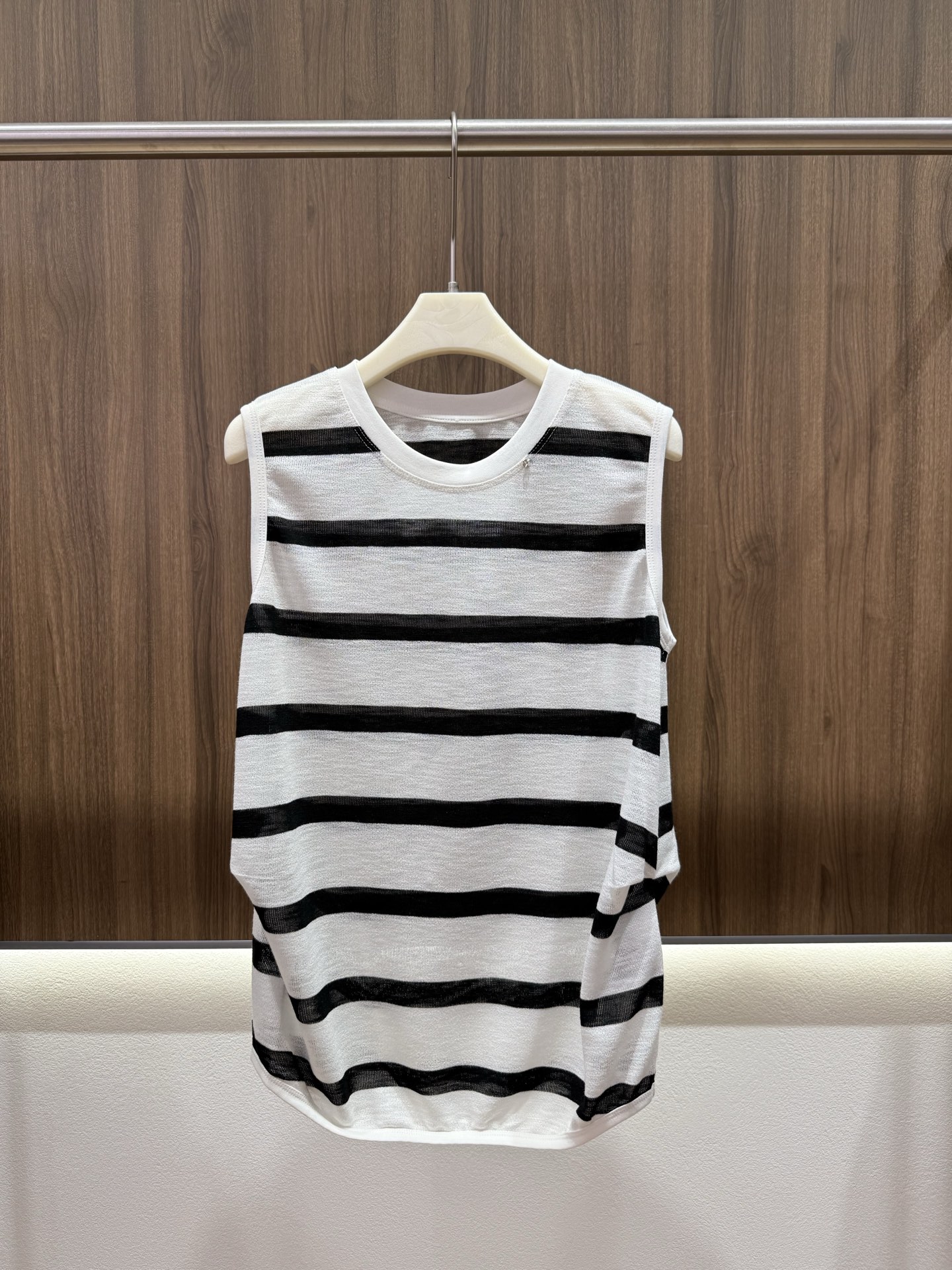 NO:863238,2026 Summer Striped Breathable Knitted Sleeveless Top Made of light and breathable ice-feeling knitted fabric, super comfortable, classic black and white wide stripes, with built-in visual slimming effect~ Small metal nails on the chest are embellished, low-key and detailed. Round neck sleeveless design. The collar is covered with overlock strips. The refreshing feeling of summer is captured by this striped sleeveless. Two-color SML,,198609092026夏季条纹透气针织无袖上衣 采用轻薄透气的冰感针织面料 超舒适 经典黑白宽条纹 自带视觉显瘦效果～ 胸前小金属钉点缀 低调又有细节感 圆领无袖设计 领口做了锁边包条 夏日的清爽感 被这件条纹无袖承包了 两色SML,,,Women's clothing
