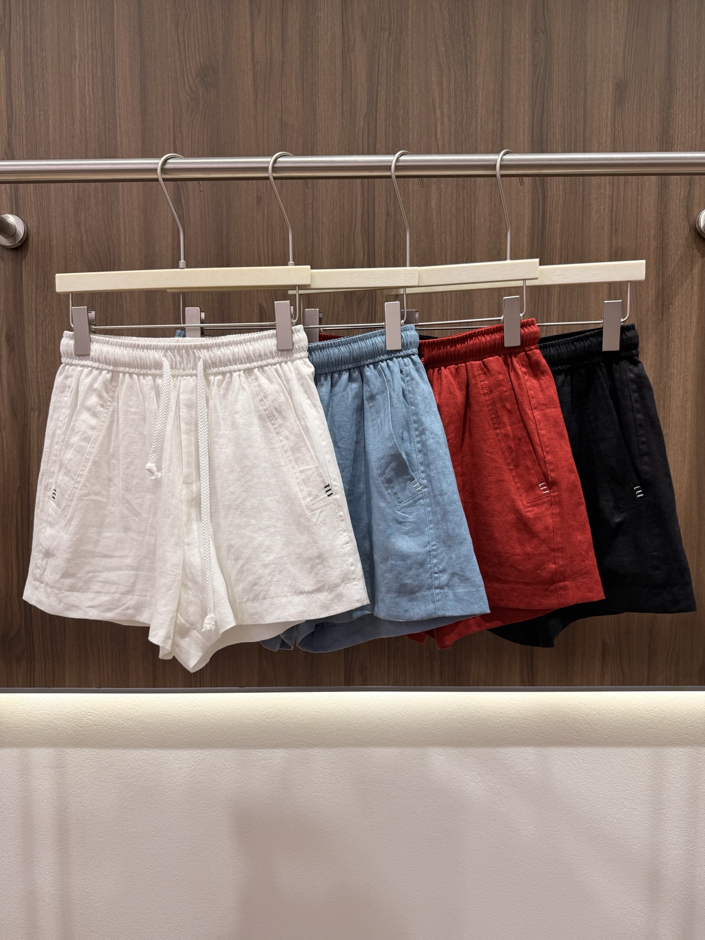 NO:878500,2026 summer style pure linen casual shorts. Natural all-linen material. Breathable texture. Elastic drawstring waistband. Not picky about the waist but not tight. Side seam pockets + small side embroidery details. Casual and neat. Wide-leg A-line version hides fat and makes you look slimmer. Cool and refreshing in summer. White/blue/red/black full color system. Looks great with a vest and T-shirt. Four colors SML, shorts, tees, t-shirt,198609092026夏款 纯亚麻休闲短裤 天然全亚麻原材 自带透气肌理感 松紧抽绳腰头 不挑腰围不勒腹 侧缝口袋+侧边刺绣小细节 随性利落 阔腿A字版型藏肉显瘦 夏日透凉清爽 白/蓝/红/黑全色系 搭背心 T恤随手出彩 四色SML,,shorts,tees，t-shirt,,Women's clothing
