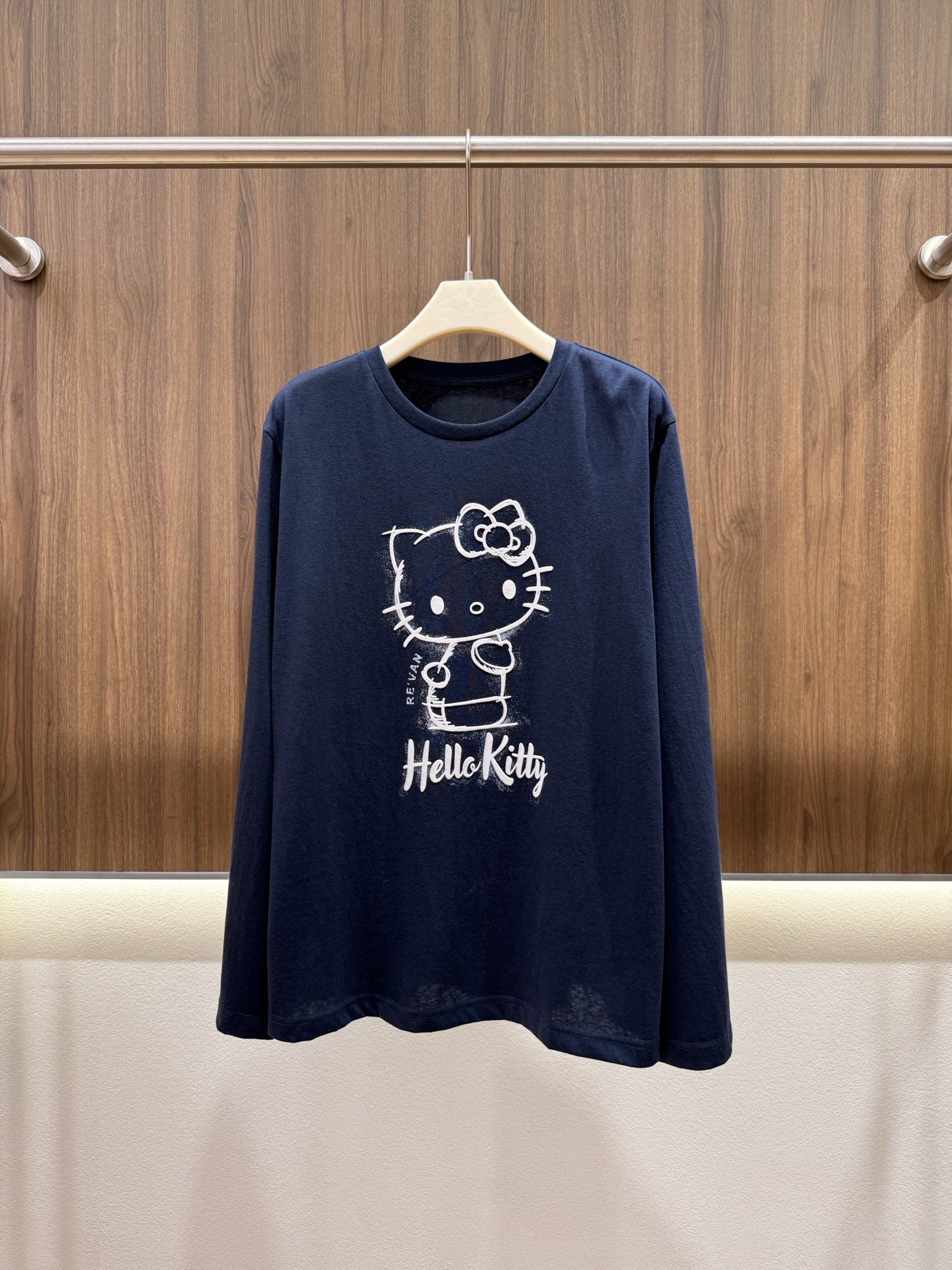 NO:934963,Autumn 2026 re'van long-sleeved shirt, three-dimensional Hello Kitty sketch flocking T-shirt, custom-made breathable and comfortable heavy snowflake cotton fabric, loose dropped shoulders, with a sense of relaxation and age reduction, a basic and versatile style that is just needed in early autumn, a must-have for lazy people, an irresistible one with kitty, a must-have, two-color SML, tees, t-shirt,198609092026秋 re'van长袖衫 立体Hello Kitty素描植绒T恤衫 定制透气舒适重磅雪花棉面料 宽松落肩 自带松弛减龄感 初秋刚需基础百搭款 懒人穿搭必备 本命kitty 无法抗拒的一款 必入 两色SML,,tees，t-shirt,,Women's clothing