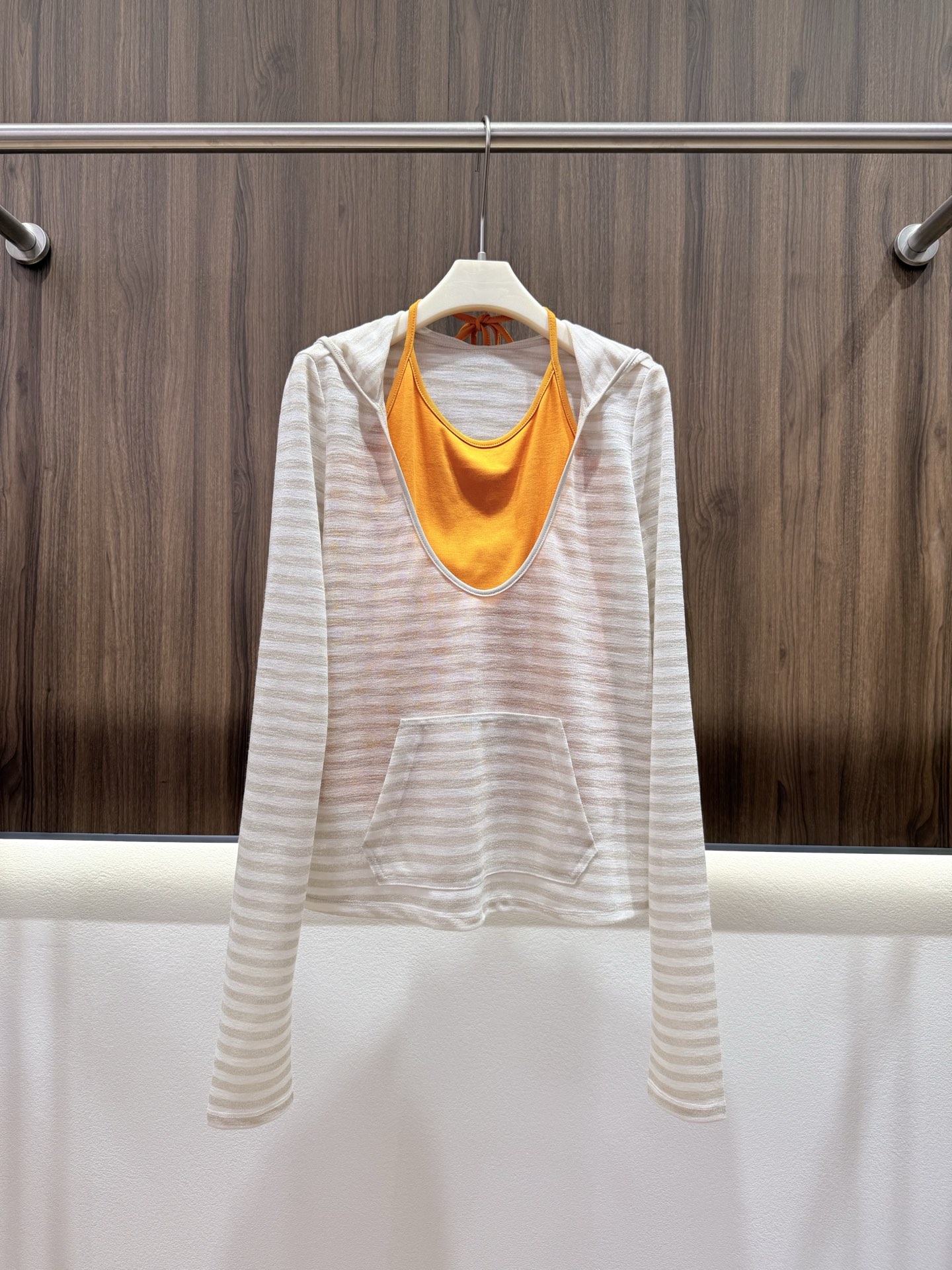 NO:934967,2026 Autumn avvenn two-piece top, orange soda contrasting stripes, the refreshing combination of early autumn is in place, suspenders + thin blouse, a gentle and energetic combination, small suspenders on the back, a careful outfit that cannot be hidden, light striped blouse, an adaptation artifact for early autumn, go out in a complete set, full of girly feeling, monochrome SML,,198609092026秋 avvenn两件套上衣 橘子汽水撞条纹 早秋的清爽搭配就位 吊带+薄罩衫 温柔又元气的组合 后背绑带小吊带 藏不住的小心机穿搭 轻薄条纹罩衫 早秋的适配神器 成套出门 元气满满的少女感 单色SML,,,Women's clothing