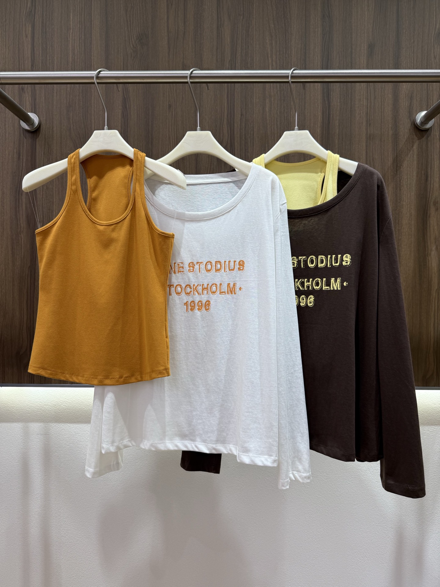 NO:947499,2026 Autumn ACNE two-piece top, racer suspender belt + long-sleeved shirt, can be worn alone inside or out. It can be worn as a single piece to express the sense of pure desire. It can be worn in a variety of styles. It is great for both slanted shoulders and straight shoulders. Maillard + bright yellow, orange soda + white. The color combination is amazing. High-end and fashionable. The fabric is comfortable and zero burden. Good news for lazy people. A must-have. Two-color SML,,acne studios,198609092026秋 ACNE两件套上衣 工字吊带+长袖衫 里外皆可单穿 能将纯欲感演绎得淋漓尽致的一款 可穿出多种造型 斜肩正肩都超赞 美拉德+明黄色 橘子汽水+白色 色调搭配简直太绝啦 高级且时髦 面料舒适 零负担 懒人穿搭福音 必入 两色SML,,acne studios,,Women's clothing