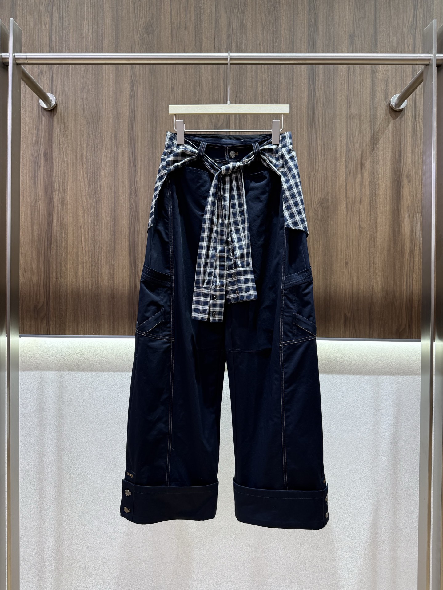 NO:952114,Autumn 2026 re'van scimitar overalls scimitar overalls + shirt plaid overalls with matching sense of overalls suit online classic navy no-choice tops contrasting topstitches three-dimensional lines scimitar wide-leg tailoring to modify various leg shapes detachable plaid hem curtain to create a fake two-piece visual detachable daily curtain single wear overalls are full of practicality monochrome SML, shirts,198609092026秋 re'van屁帘弯刀工装裤 弯刀工装裤+衬衫格子屁帘 自带搭配感工装裤套装上线 经典藏青不挑上衣 撞色明线 线条立体 弯刀阔腿剪裁 修饰各类腿型 可拆卸格纹下摆披帘 营造假两件视觉 日常可拆掉披帘 单穿工装裤实用性拉满 单色SML,,shirts,,Women's clothing