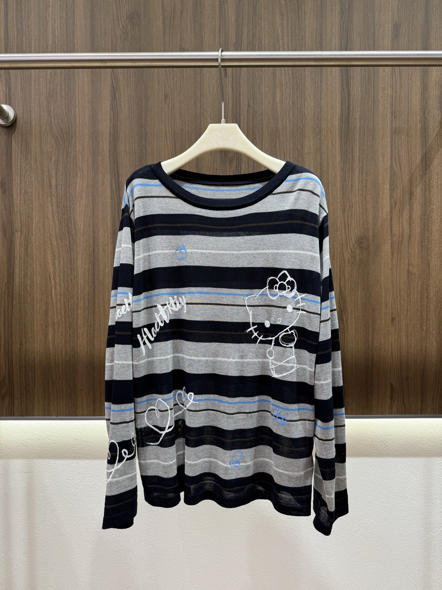 NO:958775,Autumn 2026 re'van kitty striped sweater Sweet and cool striped Hello Kitty long-sleeved lyocell knitting Three-dimensional hand-painted graffiti print｜Retro contrasting stripes Light and breathable Lazy and loose shoulders reveal carefulness Can be used as a sun protection shirt or the first choice for early autumn transitional style Cute and casual coexist for daily use Monochrome SM (loose version),,198609092026秋 re'van kitty间条针织衫 甜酷条纹Hello Kitty长袖莱赛尔针织 立体手绘涂鸦印花｜复古撞色条纹 轻薄透气 慵懒宽松落肩显露小心机 可当防晒衫 或早秋过渡款首选 可爱与休闲并存 日常闭眼入 单色SM（宽松版）,,,Women's clothing
