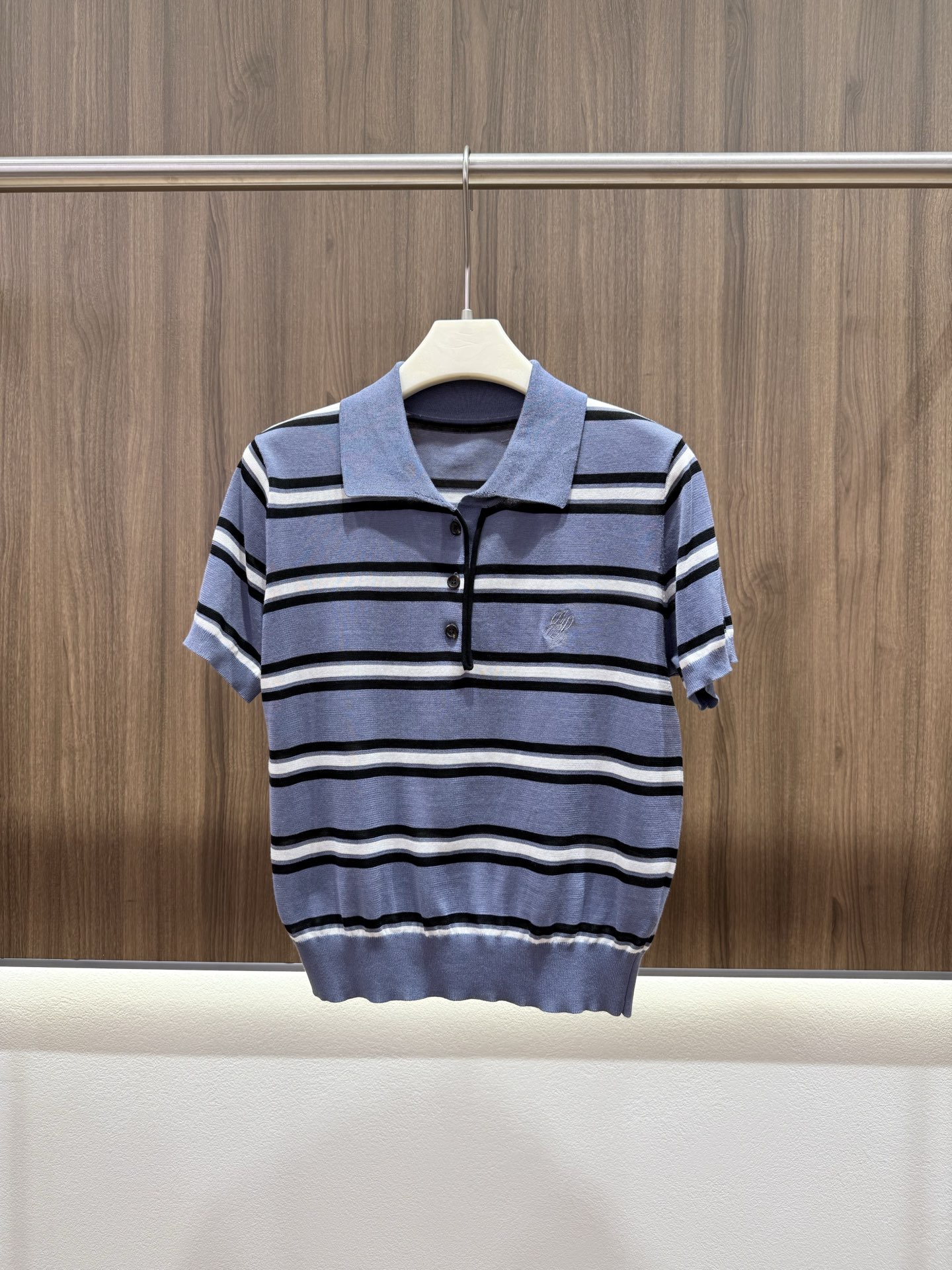NO:958781,Autumn 2026 avvenn Striped Polo Knitted Short Sleeves, Haze Blue Classic Contrast Stripes, Brings a Retro Atmosphere, Small Polo Lapels to Modify the Neck, Waisted Hem, Exquisite Logo Embroidery Embellishment, Acetate Knitted Fabric, High-end and Textured, Suitable for Daily Commuting, Short Style, Perfect with Skirts and Jeans, Monochrome SML, Skirts, Jeans, T-shirt,198609092026秋 avvenn条纹Polo针织短袖 雾霾蓝经典撞色条纹 自带复古氛围感 polo小翻领修饰脖颈 下摆收腰版型 精致logo刺绣点缀 醋酸针织面料 高级有质感 通勤日常都适配 短款版型 搭配半身裙、牛仔裤一绝 单色SML,,skirts,jeans,T-shirt,,Women's clothing