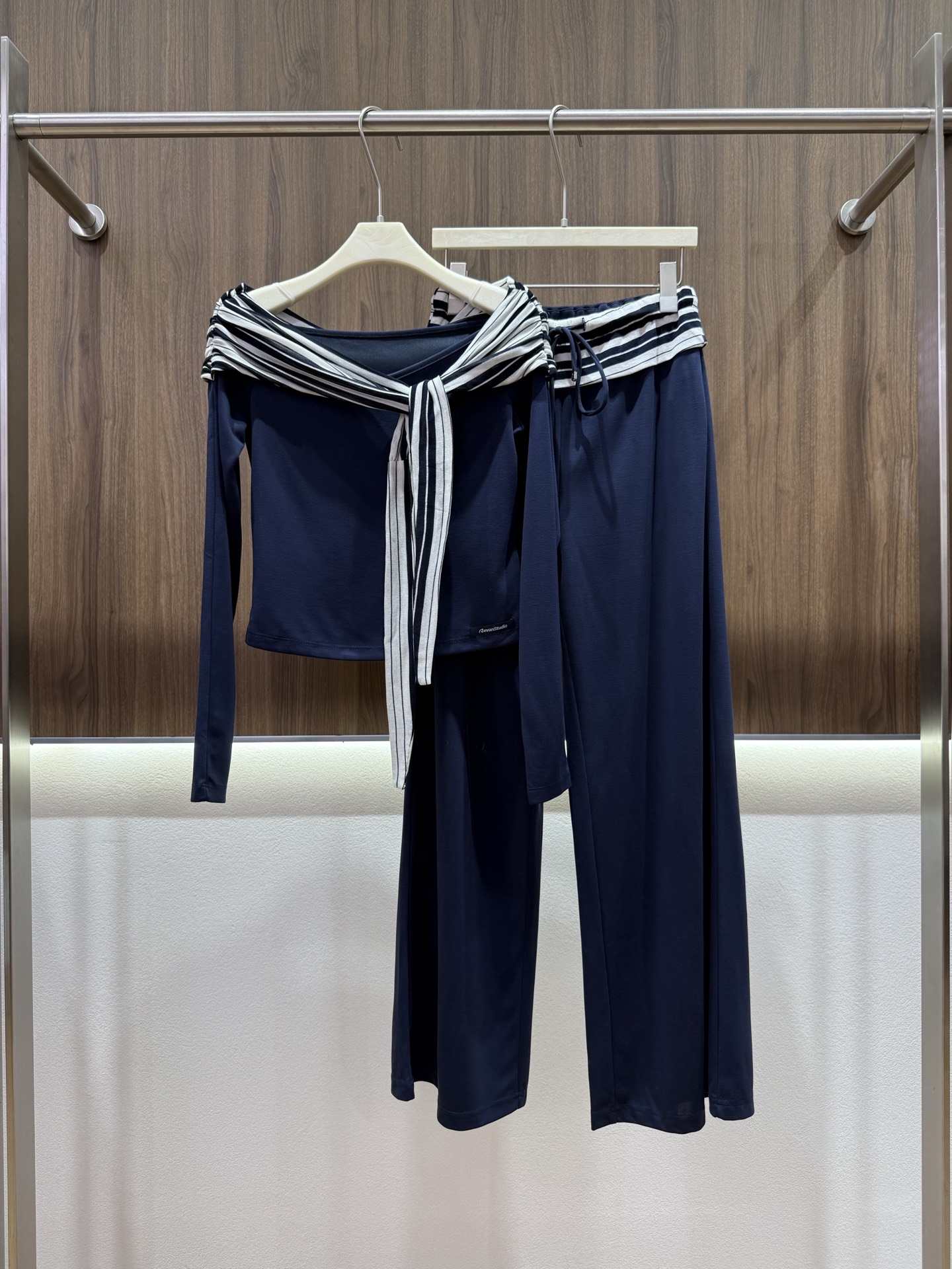 NO:958786,Autumn 2026 re'van atmospheric shawl suit One-shoulder striped shawl design Casual lace-up with a sense of layering Short top + wide-leg trousers combination Immediately modified proportions Soft and skin-friendly fabric Navy blue/charcoal gray two-color optional One set for daily outings to go out Lazy and slim Contrasting striped shawl cleverly creates a slanted shoulder shape Easily control a variety of dressing scenes Two-color SML,,shawls,198609092026秋 re'van氛围感披肩套装 一字肩条纹披肩设计 随性系带自带层次感 短款上衣+阔腿长裤组合 比例修饰立竿见影 软糯亲肤面料 藏青/炭灰双色可选 日常出街一套直接出门 慵懒又显瘦 撞色条纹披肩巧妙打造斜肩造型 轻松驾驭多种穿搭场景 两色SML,,shawls,,Women's clothing