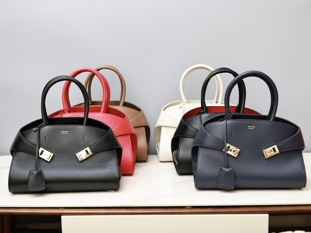[Group of photos] FERRAGAMO Ferragamo womens HUG handbag small size