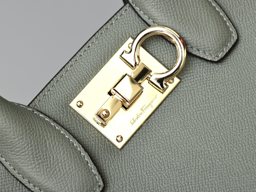 [SF] Ferragamo studio series new 211425 bag is neat and fashionable, and can be called a masterpiece of modern art. Geometric shapes highlight th