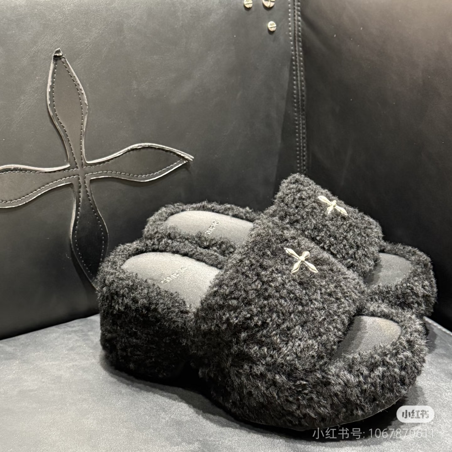 NO:681361,() The latest thick-soled slippers from niche trendy brands in autumn and winter. There are many celebrity Internet celebrities. A little wild and individual. This season's smfk is really exciting. The fur slippers are straight to the heart. Super cool. Family members, Desert God of War, get it soon. The upper is made of Icelandic wool. The lining is mixed sheepskin. It is soft and comfortable without rubbing on the feet. Customized original hardware buckles.  Open mold non-slip cross bottom Size 35-40 (custom-made for 40 non-refundable), furry shoes and slippers, slippers, sheepskin19860909（）小众潮牌秋冬最新款厚底 毛毛拖鞋 超多明星网红种草 有点野性有点个性 这一季的smfk真的让人心动不已 毛拖简直直击内心 超级炫酷 家人们沙漠战神快get起来 鞋面采用冰岛毛 内里混种羊皮 不磨脚软糯舒适 定制原版五金扣 开模防滑十字底Size35-40（40订做不退换）,毛毛鞋拖鞋,slippers,sheepskin,Women's Shoes