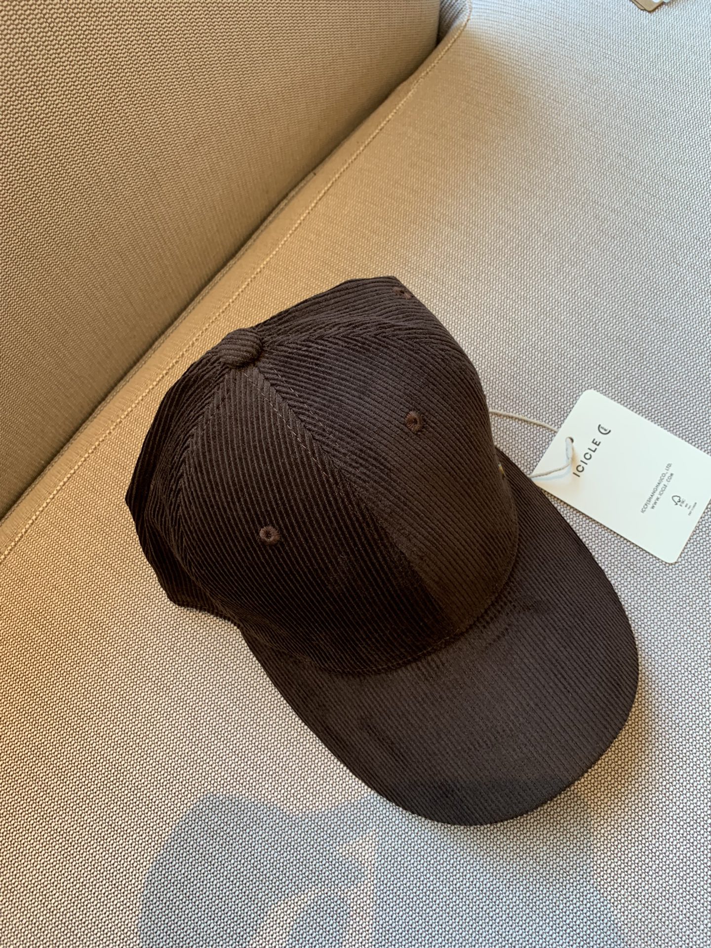 小禾  灯芯绒帽子 小禾家每出一款必是精品 ,秋冬季节和灯芯绒太搭了,深棕色 干干净净设计,只有一个小logo 设计 帽沿宽,帽顶圆润有型 5