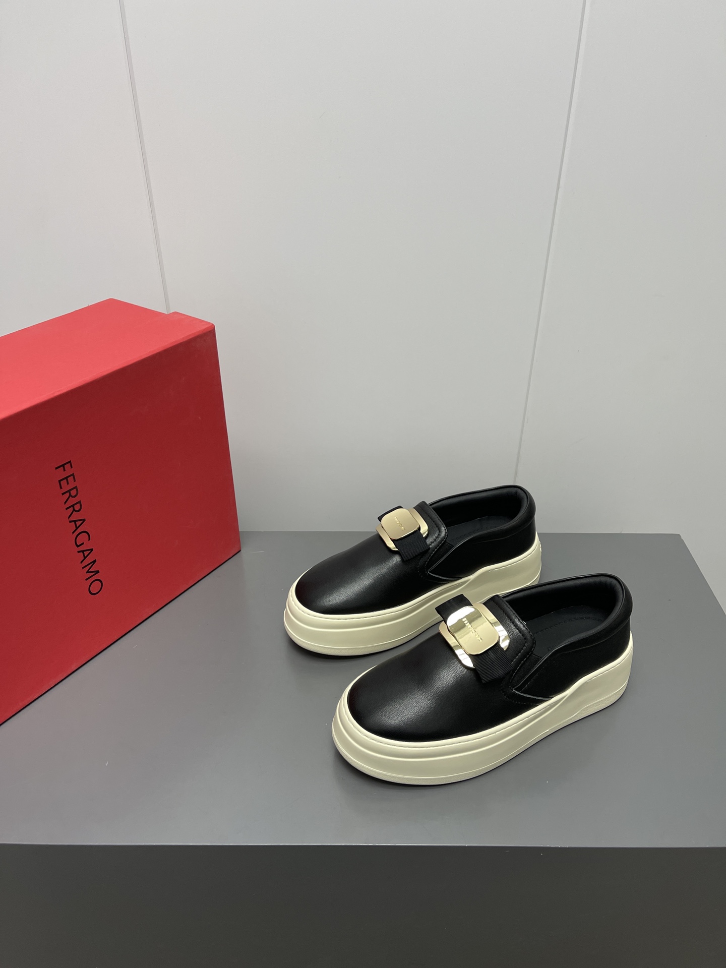 Firagmo Ferragamo High-Floor Leisure Shoes: Innovative Design with Snake Print Wedges. - 图片 1