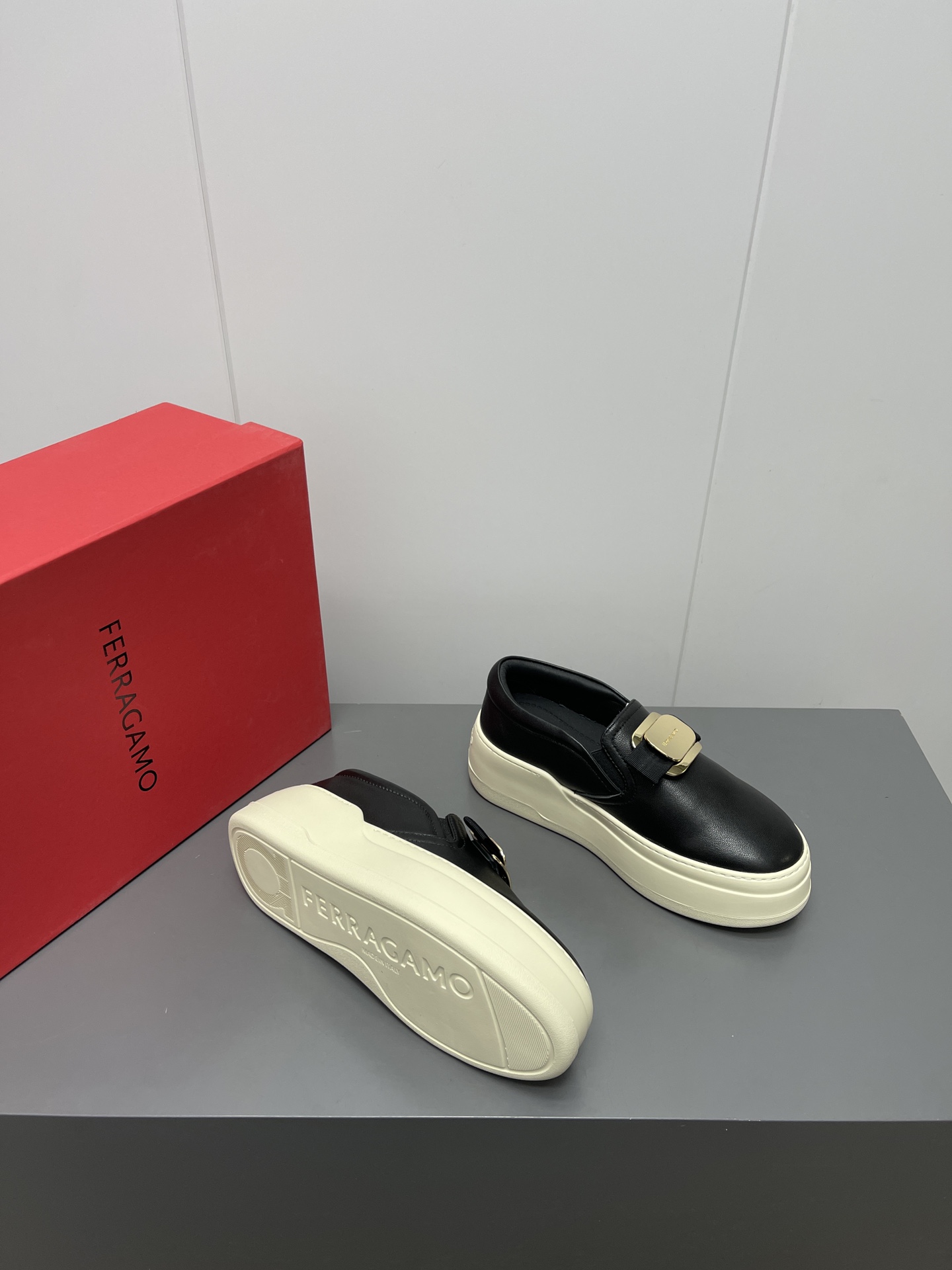 Firagmo Ferragamo High-Floor Leisure Shoes: Innovative Design with Snake Print Wedges. - 图片 4