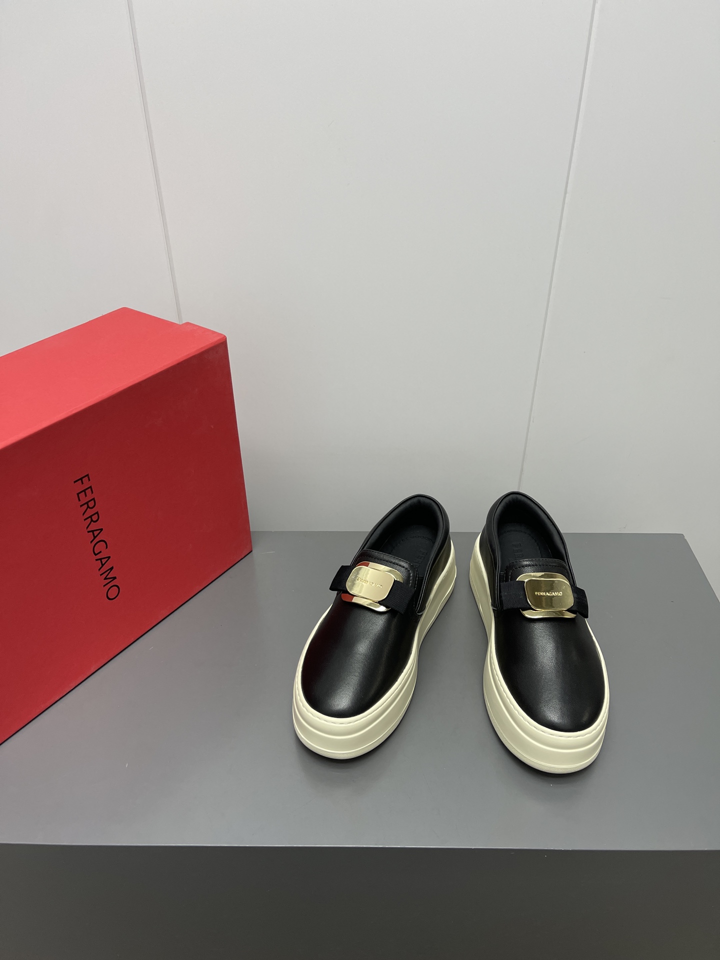Firagmo Ferragamo High-Floor Leisure Shoes: Innovative Design with Snake Print Wedges. - 图片 3