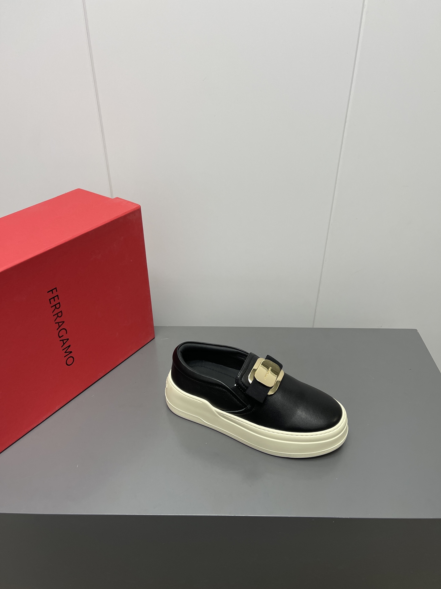 Firagmo Ferragamo High-Floor Leisure Shoes: Innovative Design with Snake Print Wedges. - 图片 6