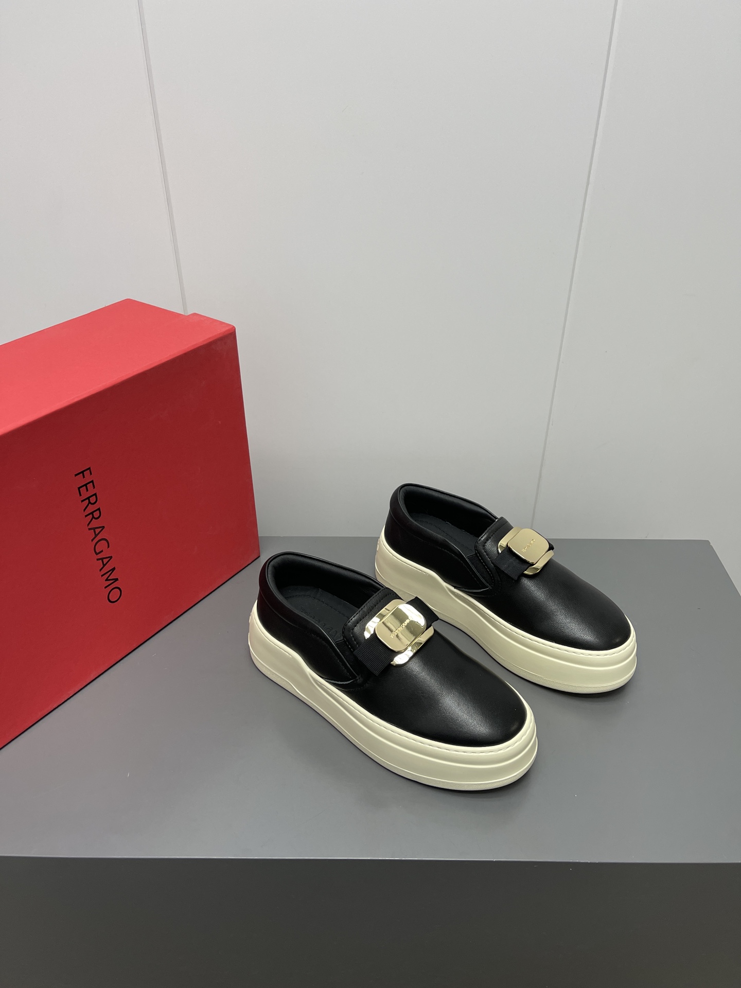 Firagmo Ferragamo High-Floor Leisure Shoes: Innovative Design with Snake Print Wedges. - 图片 2