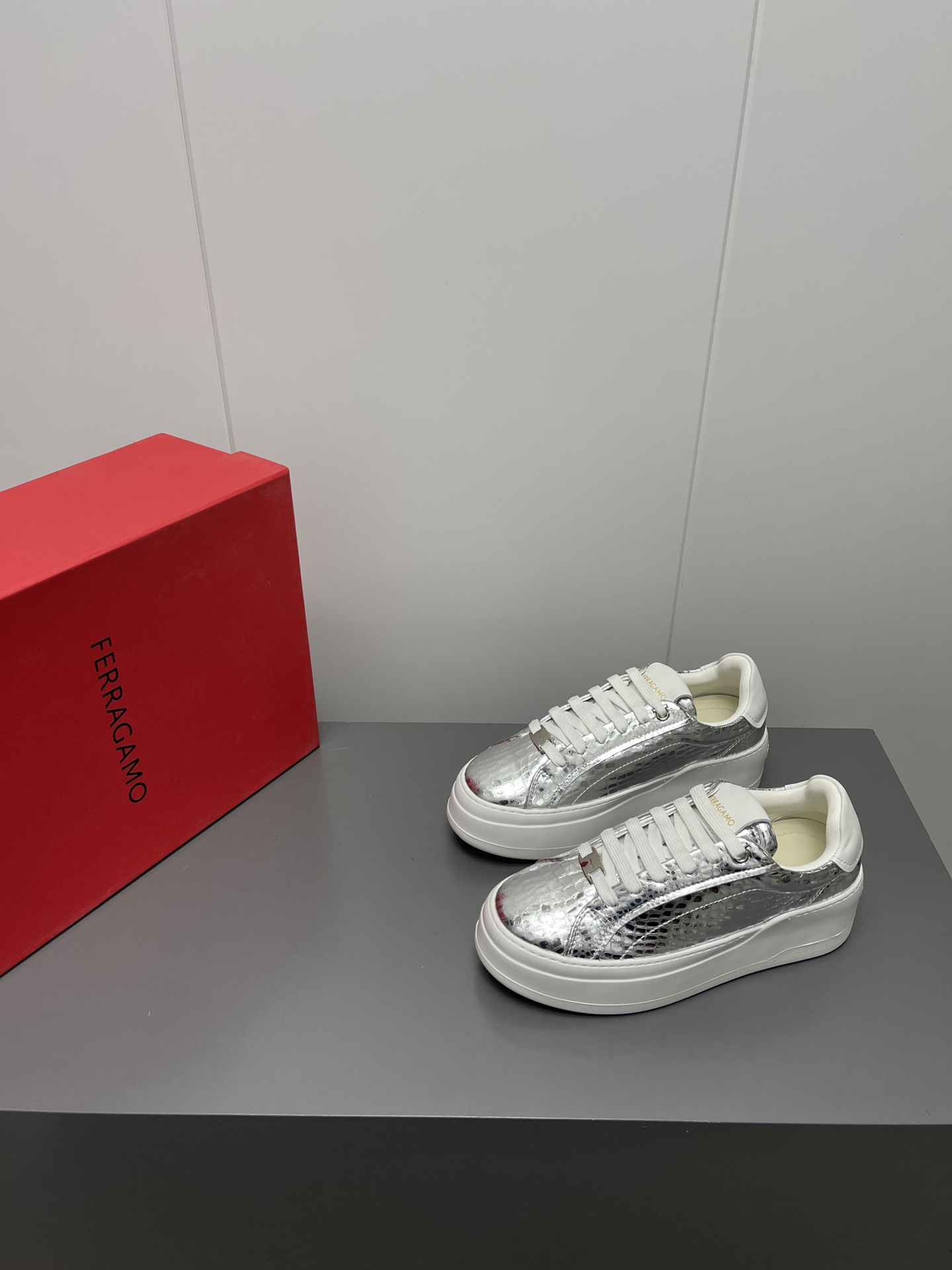 Firagmo Ferragamo High-Floor Leisure Shoes: Innovative Design with Premium Materials - 图片 1