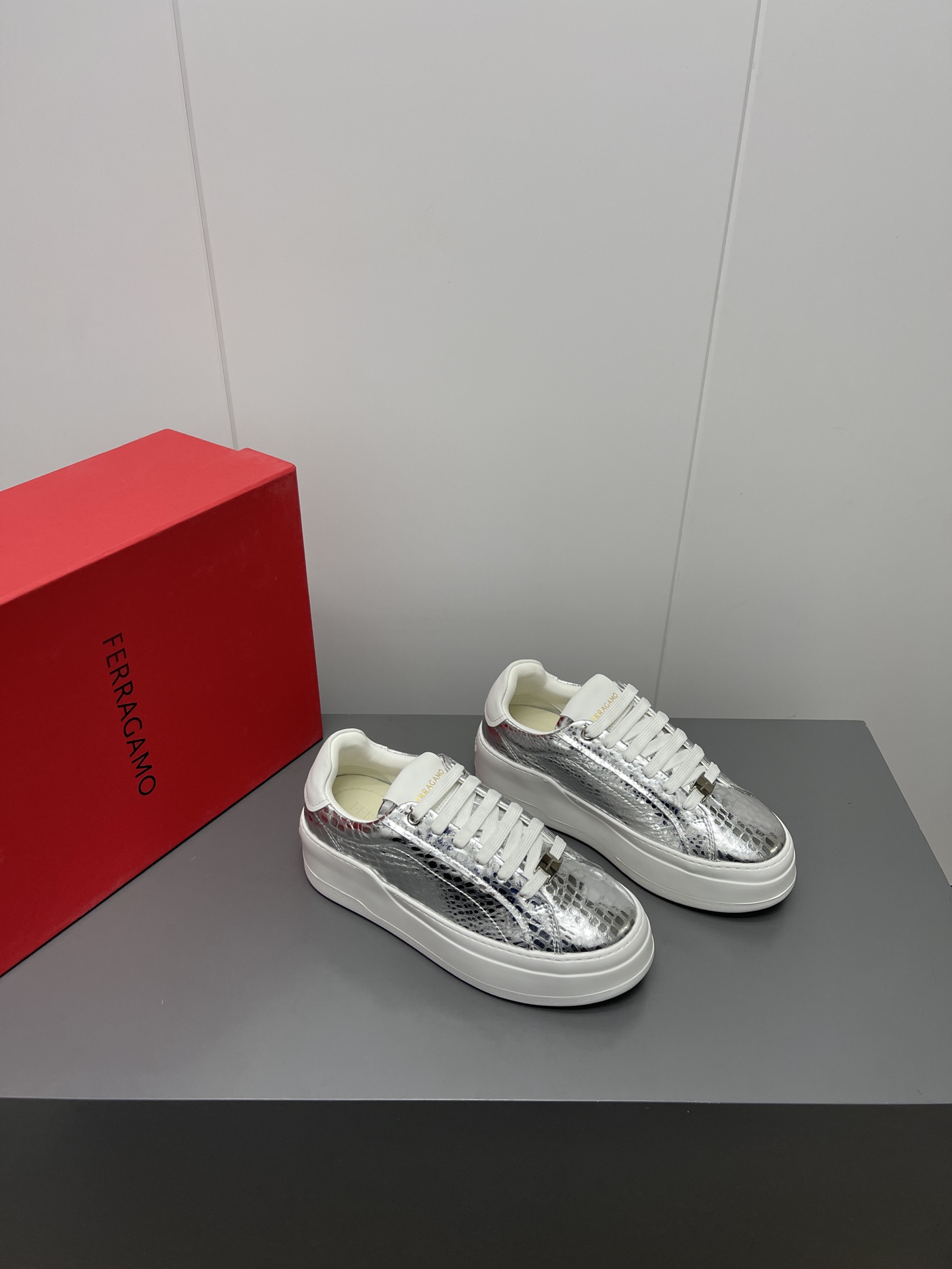 Firagmo Ferragamo High-Floor Leisure Shoes: Innovative Design with Premium Materials - 图片 2