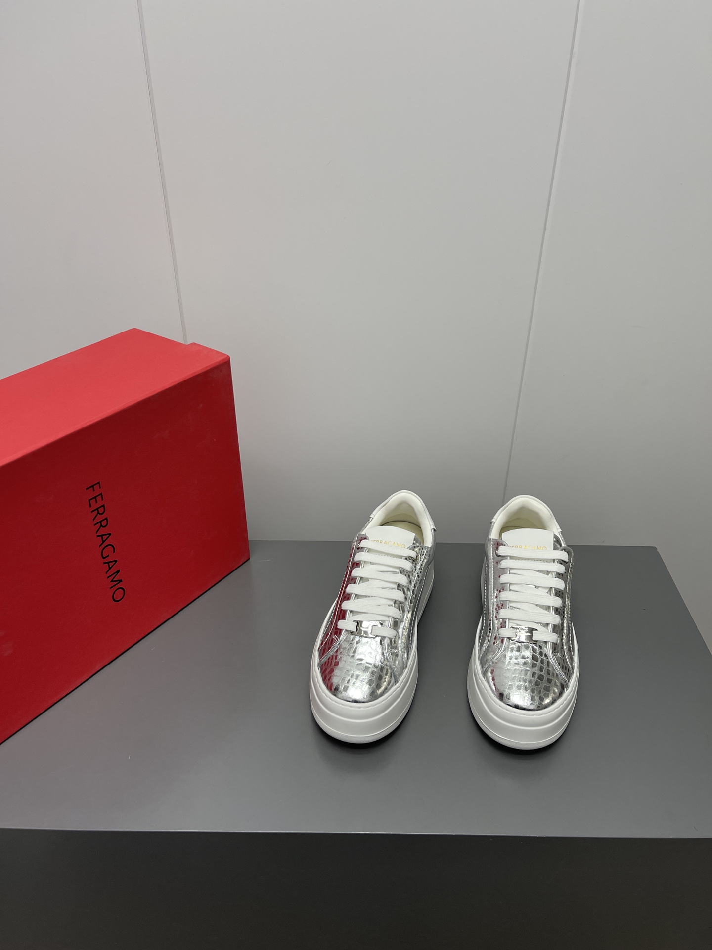 Firagmo Ferragamo High-Floor Leisure Shoes: Innovative Design with Premium Materials - 图片 3