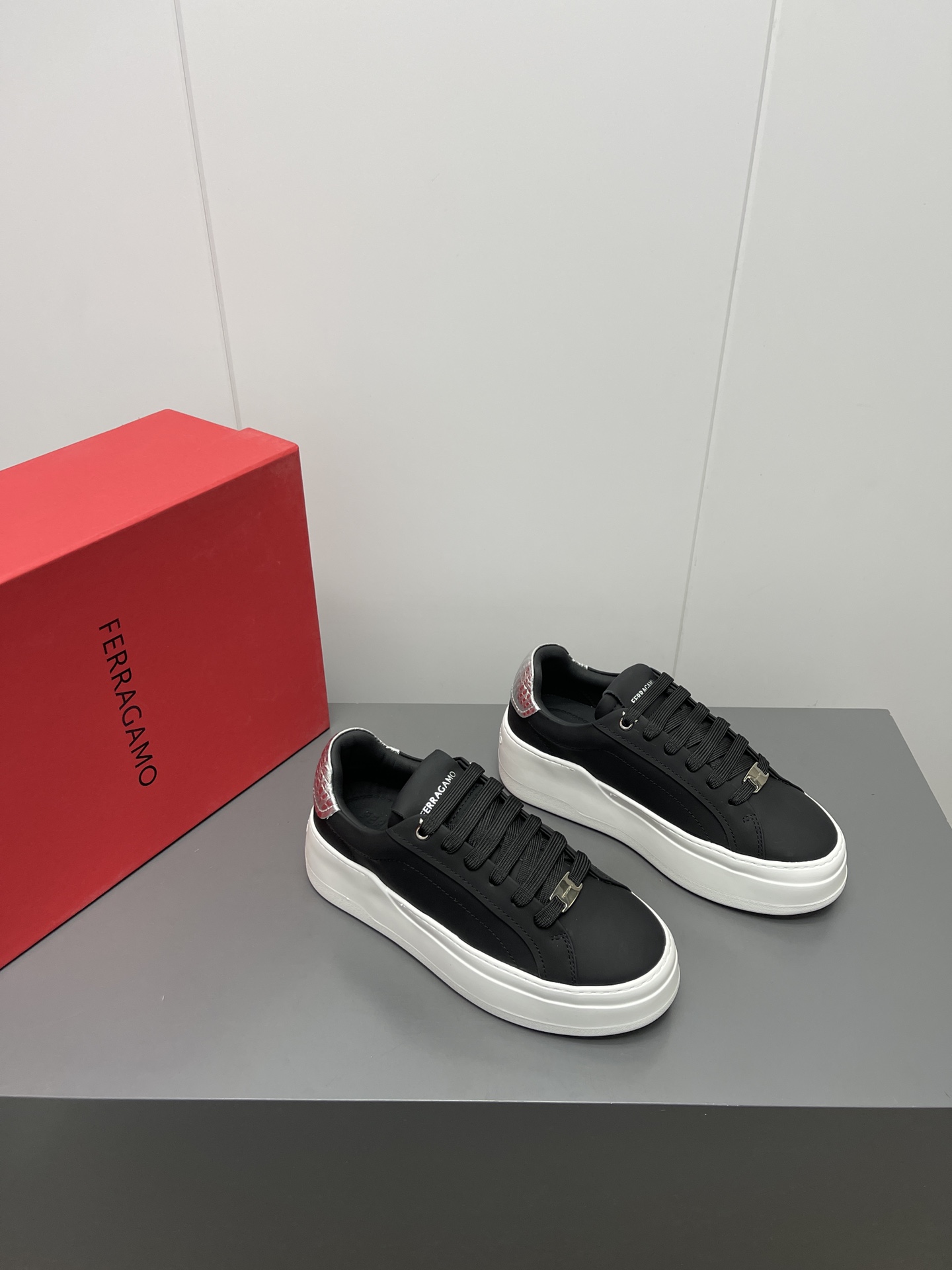 Firagmo Ferragamo White Leather High-Floor Leisure Shoes with Innovative Design - 图片 2