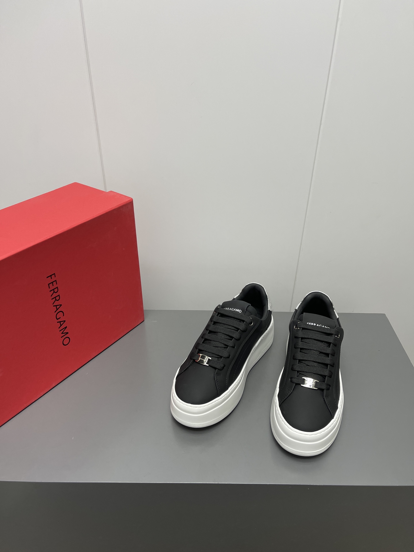 Firagmo Ferragamo White Leather High-Floor Leisure Shoes with Innovative Design - 图片 3