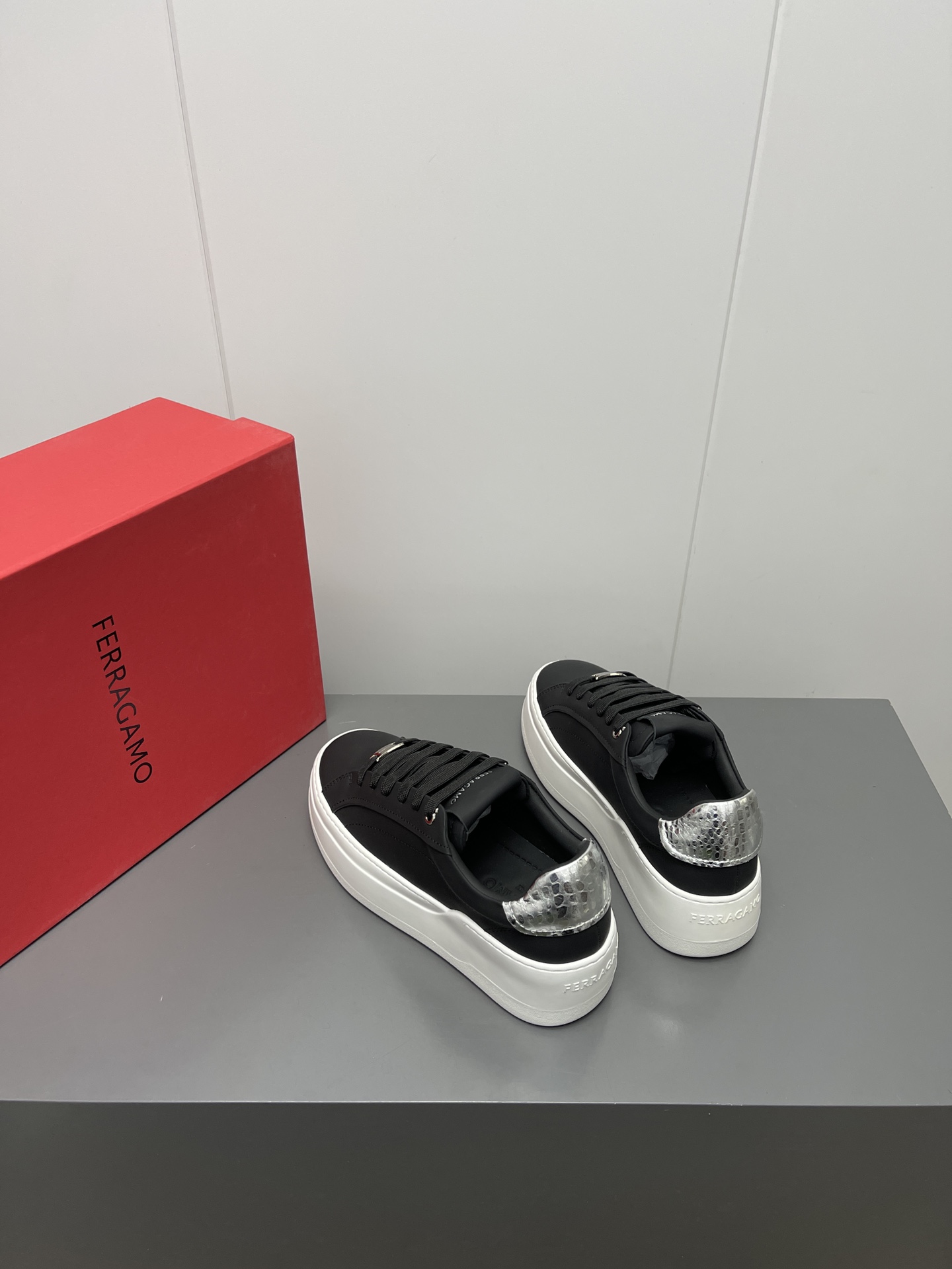 Firagmo Ferragamo White Leather High-Floor Leisure Shoes with Innovative Design - 图片 5