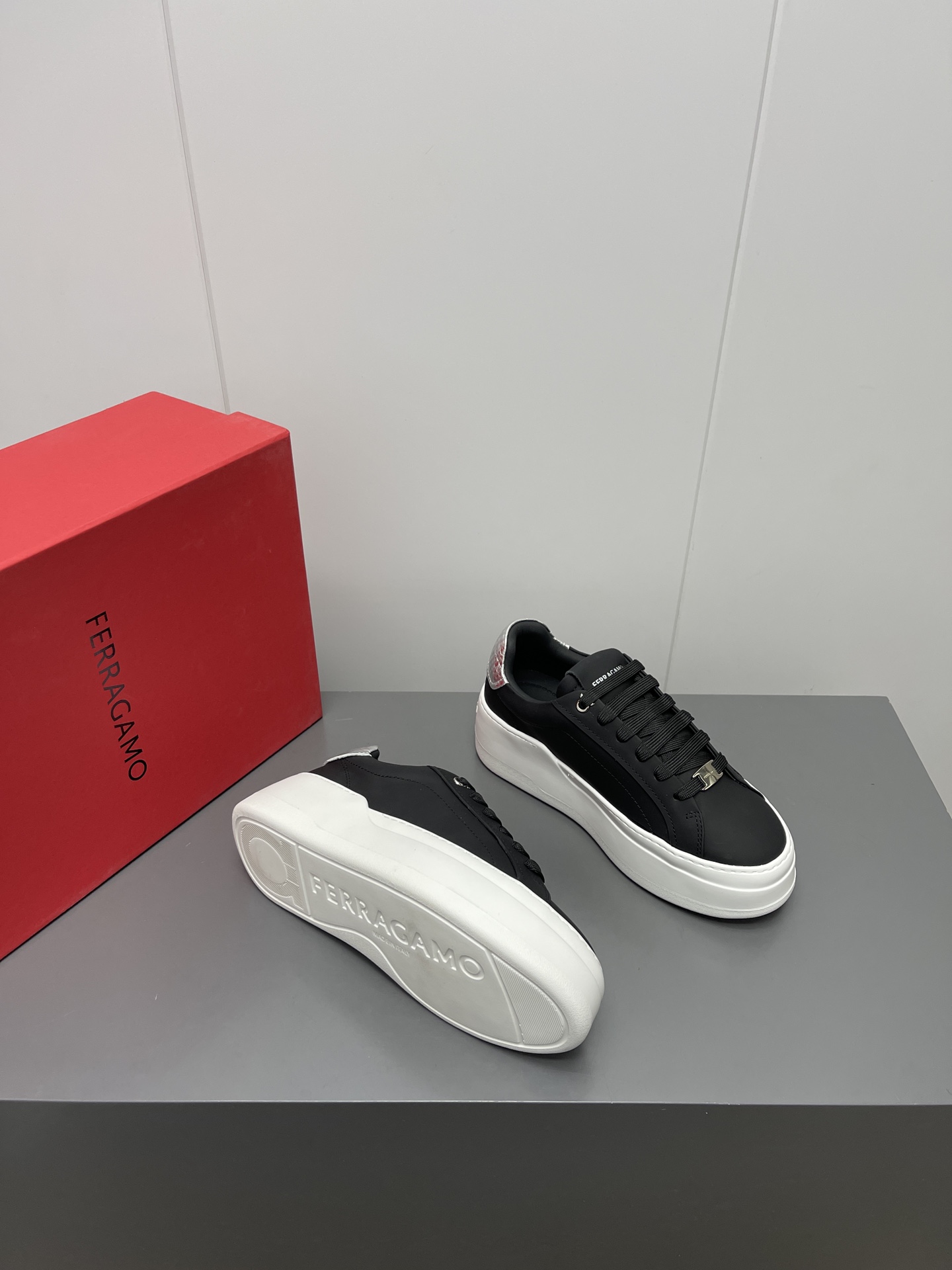 Firagmo Ferragamo White Leather High-Floor Leisure Shoes with Innovative Design - 图片 4