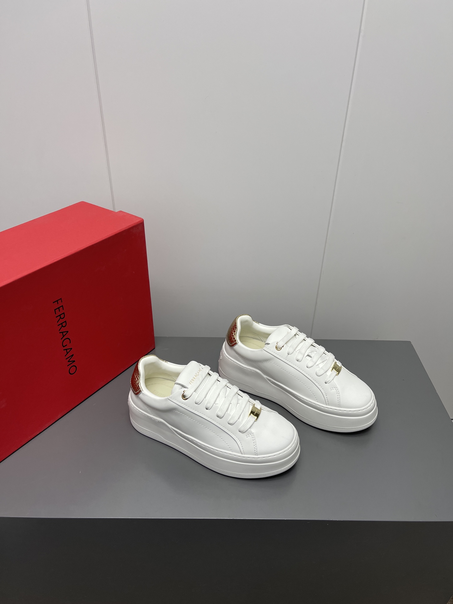 Firagmo Ferragamo P735 High-Floor Leisure Shoes: Innovative Design, Snake Print, Comfortable Materials - 图片 2