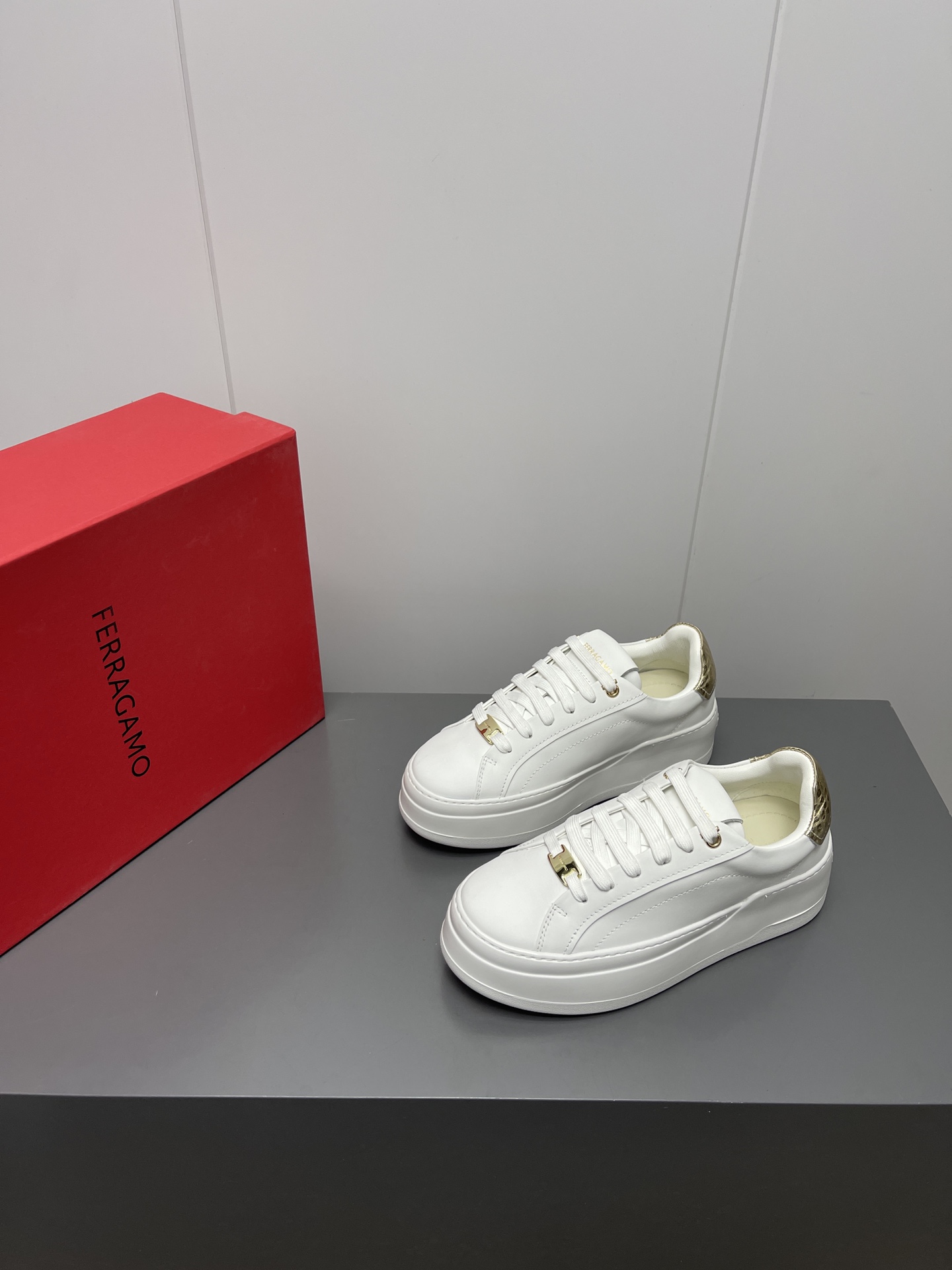 Firagmo Ferragamo P735 High-Floor Leisure Shoes: Innovative Design, Snake Print, Comfortable Materials