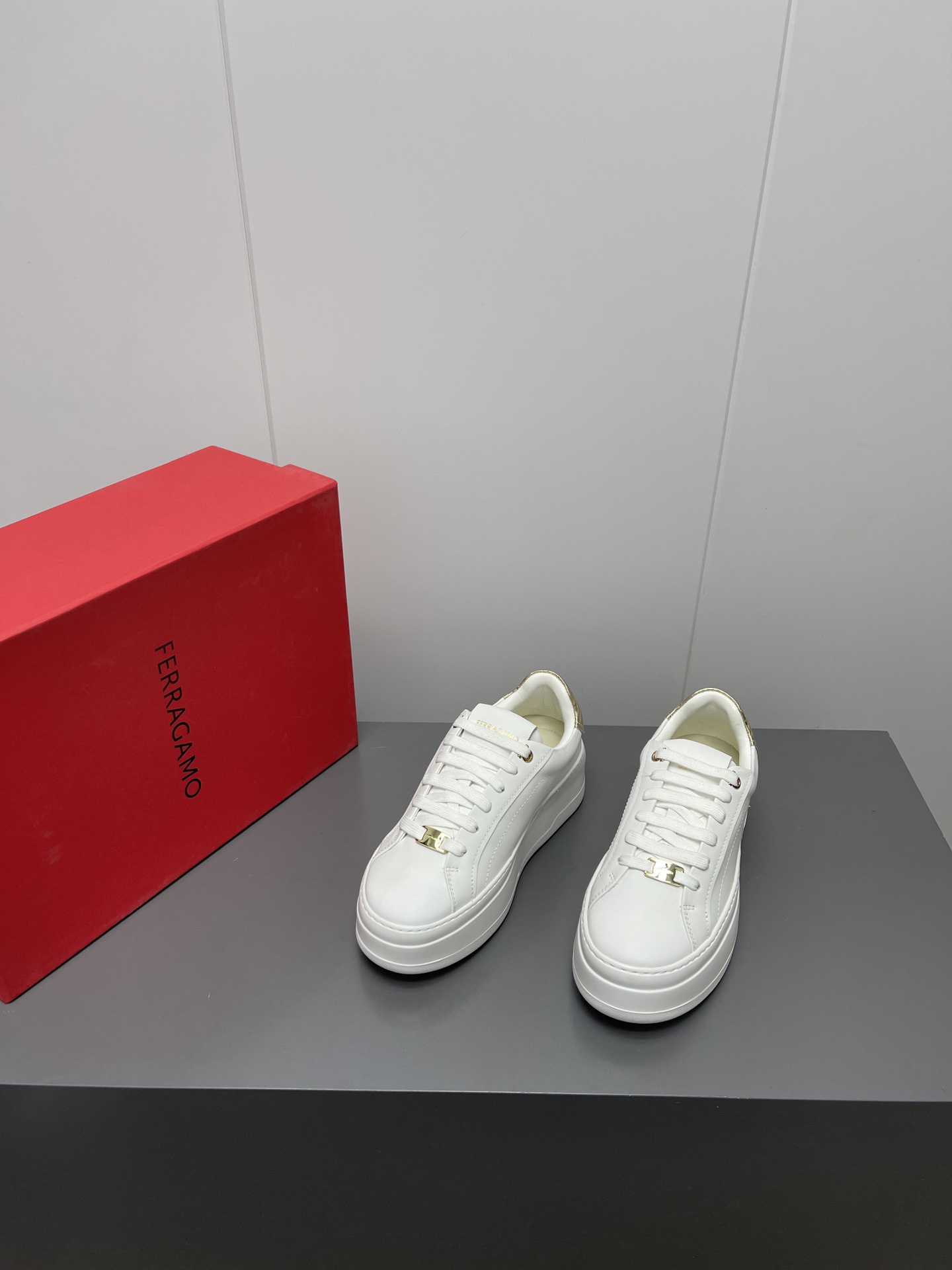 Firagmo Ferragamo P735 High-Floor Leisure Shoes: Innovative Design, Snake Print, Comfortable Materials - 图片 3