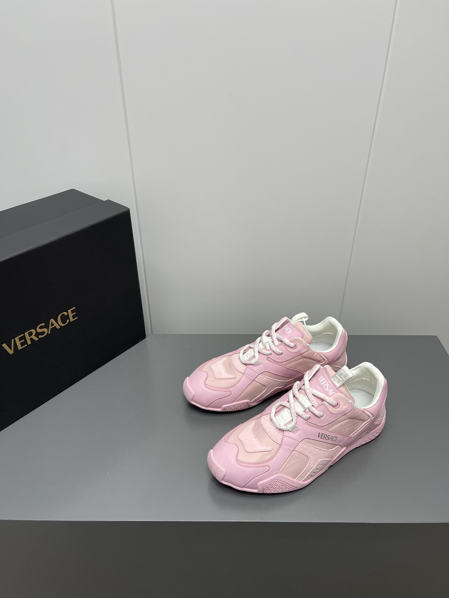 NO:239205,Versace's latest couples GALAXIA sneakers Innovative sneakers, combining the agility of boxing shoes and the power of running shoes. A thin, multi-functional rubber sole is decorated with a circular Greca pattern. The smooth last ensures comfort while the mix of cowhide, suede and technology fabrics demonstrates flexibility and structure. The tongue is decorated with Greca belts, and the tongue and back top are embossed with Versace logo. Women's style!  35-39 (customized for 40) Men's model!  39-44 (45 46 customized), casual shoes/sports shoes, versace, sneakers, cowhide, chamois leather19860909Versace最新情侣款 GALAXIA运动鞋 创新运动鞋,融合拳击鞋的敏捷性和跑鞋的力量感.轻薄、多功能橡胶大底饰有循环出现的Greca图案.光滑的鞋楦确保穿着舒适,而牛皮革、麂皮和科技面料的混搭则彰显灵活性和结构感.鞋舌饰有Greca拉带,鞋舌与后帮饰有Versace Logo压花. 女款！35-39（40定做） 男款！39-44（45 46定做）,休闲鞋/运动鞋,versace,sneakers,cowhide,chamois leather,Women's Shoes