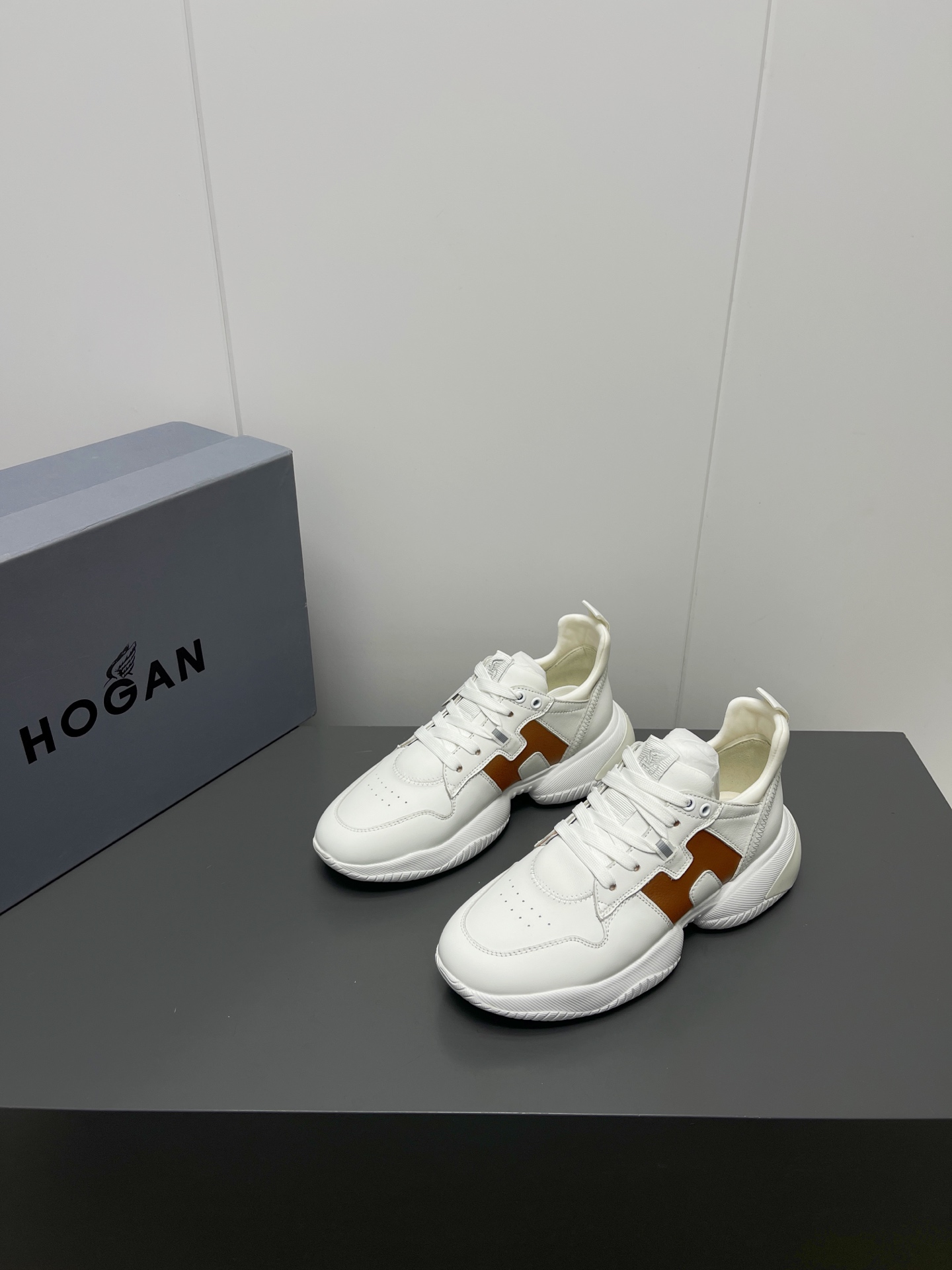 NO:239208,New product series HOGAN Interaction The most popular dad shoes are currently popular in the entertainment industry. Yang Mi, Nazha, Song Zuer and many other celebrities have the same luxury sports shoes. It is very comfortable to wear!  Original model opening, 1:1 top replica!  Every detail is perfect!  Relax in and out of the counter!  The effect is not inferior to ZP!! √Exclusive mold opening EVA foam TPU foot feels super good!  Authentic foot pads with rear molds, comfortable and elastic √Customized lycra on the upper cowhide √Size 35-39, casual shoes/sports shoes, sneakers, cowhide19860909新品系列款 HOGAN Interaction 目前最抢手老爹鞋火遍娱乐圈 杨幂 娜扎 宋祖儿等众多明星同款奢潮运动鞋 上脚很舒服！ 原版开模,1:1顶级复刻！每一处细节都做到完美！放心出入专柜！做出来的效果不输ZP!! √独家开模EVA发泡TPU脚感超级好！ 后开模正品垫脚 舒适有弹性 √鞋面牛皮拼定制莱卡 √码数 35-39,休闲鞋/运动鞋,sneakers,cowhide,Women's Shoes
