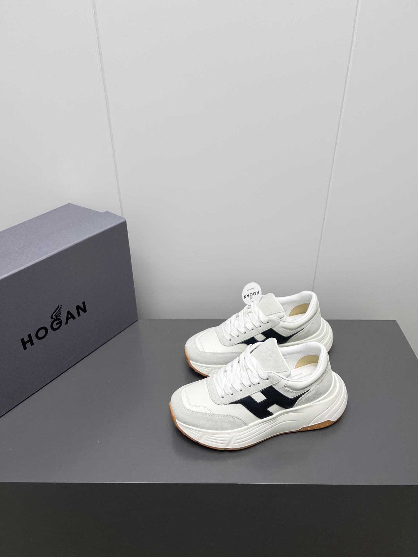 NO:239211,Men's 10 HOGAN/2025 Spring and Summer Latest Sports Shoes Couple Thick Sole Dad Shoes Popular Casual Series... [Sponge Cake Thick Sole Casual Shoes] Popular H color combination craftsmanship ~ Casual Sports Shoes Exquisite Handmade Design Integrates Military Uniform Elements, Part-time Practical and Personalized Styling; Multiple Materials Integrated Creative Inspiration, Mix Brand Classic and Trendy Style, Light and Light, Comfortable and Diversified Styles~~~ Customized Original Calfskin Inner Little Sheepskin Inner Customized Injection Molding Pad Large Sole Original Open-Model Foamed Sole (Sole Thickness 5.5cm) Size 35-44 Packaging Original Packaging Color Official Website Synchronous Update, Casual Shoes/Sports Shoes, Sneakers, Cowhide, Sheepskin19860909男10 HOGAN/2025春夏最新运动鞋情侣厚底老爹鞋爆款休闲系列……【松糕厚底休闲鞋】 流行 H拼色工艺~休闲运动鞋履精湛手工设计融入军装元素,兼职实用与个性造型感;多元材质融入缤纷创作灵感,调和品牌经典与潮流格调,点亮休闲日常;搭载记忆泡沫内底缓震设计,轻盈舒适,焕呈轻巧,舒适多元化风格穿搭~~~ 面料定制原版小牛皮 内里定制原版羊皮 垫脚定制原版注塑成型垫 大底原版开模发泡成型底（底厚5.5cm) 码数35-44 包装原版全套包装 颜色官网同步更新,休闲鞋/运动鞋,sneakers,cowhide,sheepskin,Women's Shoes