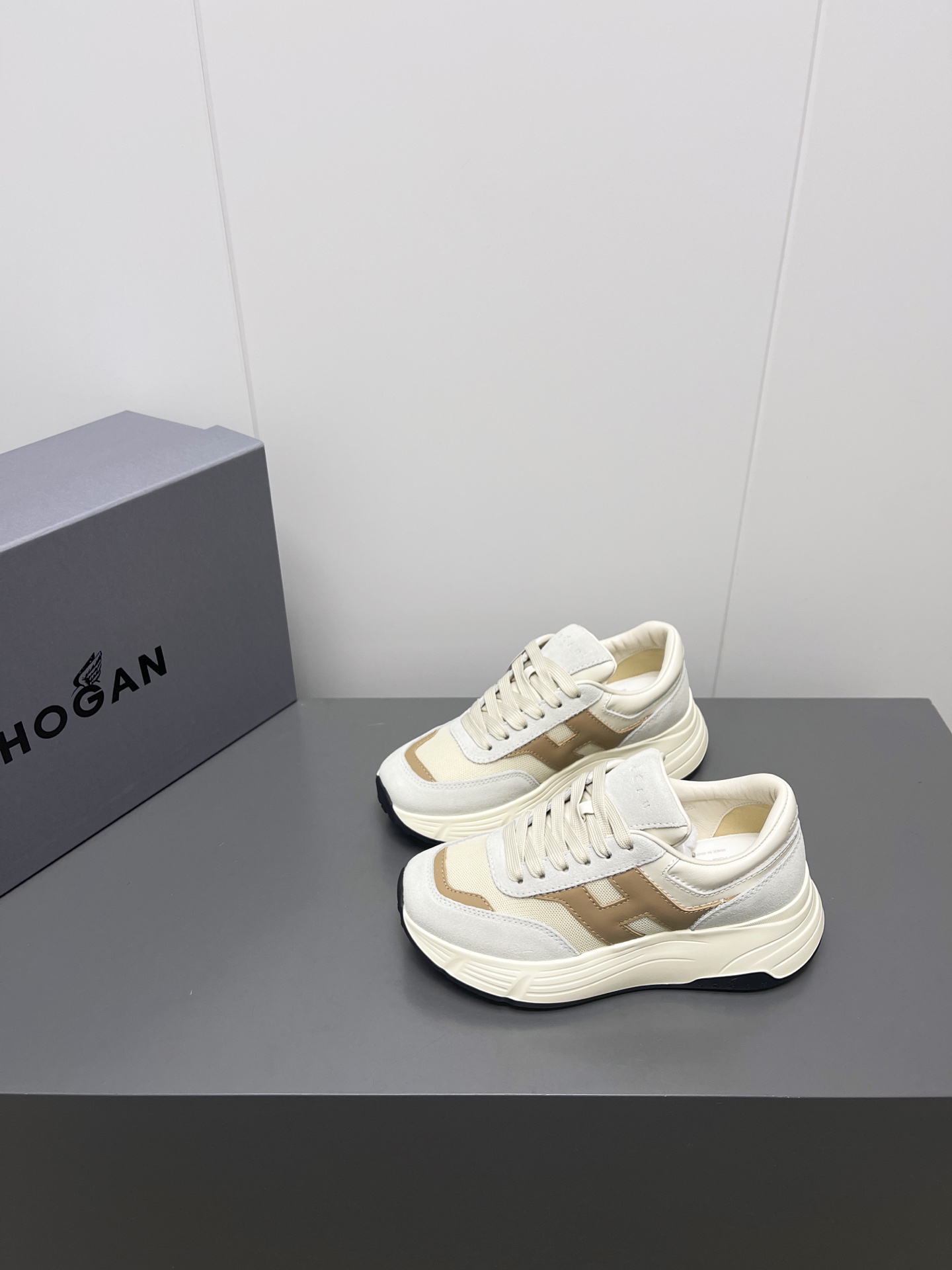 NO:239185,Men's 10 HOGAN/2025 Spring and Summer Latest Sports Shoes Couple Thick Sole Dad Shoes Popular Casual Series... [Sponge Cake Thick Sole Casual Shoes] Popular H color combination craftsmanship ~ Casual Sports Shoes Exquisite Handmade Design Integrates Military Uniform Elements, Part-time Practical and Personalized Styling; Multiple Materials Integrated Creative Inspiration, Mix Brand Classic and Trendy Style, Light and Light, Comfortable and Diversified Styles~~~ Customized Original Calfskin Inner Little Sheepskin Inner Customized Injection Molding Pad Large Sole Original Open-Model Foamed Sole (Sole Thickness 5.5cm) Size 35-44 Packaging Original Packaging Color Official Website Synchronous Update, Casual Shoes/Sports Shoes, Sneakers, Cowhide, Sheepskin19860909男10 HOGAN/2025春夏最新运动鞋情侣厚底老爹鞋爆款休闲系列……【松糕厚底休闲鞋】 流行 H拼色工艺~休闲运动鞋履精湛手工设计融入军装元素,兼职实用与个性造型感;多元材质融入缤纷创作灵感,调和品牌经典与潮流格调,点亮休闲日常;搭载记忆泡沫内底缓震设计,轻盈舒适,焕呈轻巧,舒适多元化风格穿搭~~~ 面料定制原版小牛皮 内里定制原版羊皮 垫脚定制原版注塑成型垫 大底原版开模发泡成型底（底厚5.5cm) 码数35-44 包装原版全套包装 颜色官网同步更新,休闲鞋/运动鞋,sneakers,cowhide,sheepskin,Women's Shoes