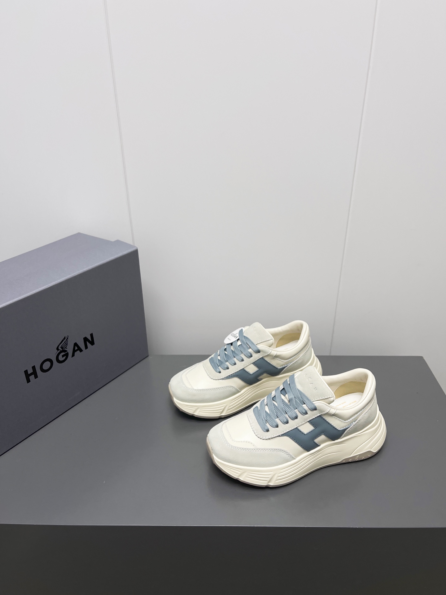 NO:239188,HOGAN/2025 Spring and Summer Latest Sports Shoes Couple Thick Sole Dad Shoes Popular Casual Series… [Sponge Cake Thick Sole Casual Shoes] Popular H color combination craftsmanship ~ Casual Sports Shoes Exquisite Hand-made Design Integrated Military Uniform Elements, Part-time Practical and Personalized Styling; Multiple Materials Integrated Creative Inspiration, Mix Brand Classic and Trendy Style, Light and Light, Comfortable and Diversified Styles~~~ Customized Original Calfskin, Inner Customized Original Sheepskin, Fittings Customized Original Injection Molding Pad, Large Sole Original Open-Model Foamed Sole (Sole Thickness 5.5cm) Size 35-39 (40 Customized No Return and Exchange) Packaging Original Packaging Official Color Site Updated Synchronously, Casual Shoes/Sports Shoes, Sneakers, Cowhide, Sheepskin19860909HOGAN/2025春夏最新运动鞋情侣厚底老爹鞋爆款休闲系列……【松糕厚底休闲鞋】 流行 H拼色工艺~休闲运动鞋履精湛手工设计融入军装元素,兼职实用与个性造型感;多元材质融入缤纷创作灵感,调和品牌经典与潮流格调,点亮休闲日常;搭载记忆泡沫内底缓震设计,轻盈舒适,焕呈轻巧,舒适多元化风格穿搭~~~ 面料定制原版小牛皮 内里定制原版羊皮 垫脚定制原版注塑成型垫 大底原版开模发泡成型底（底厚5.5cm) 码数35-39（40定制不退换） 包装原版全套包装 颜色官网同步更新,休闲鞋/运动鞋,sneakers,cowhide,sheepskin,Women's Shoes