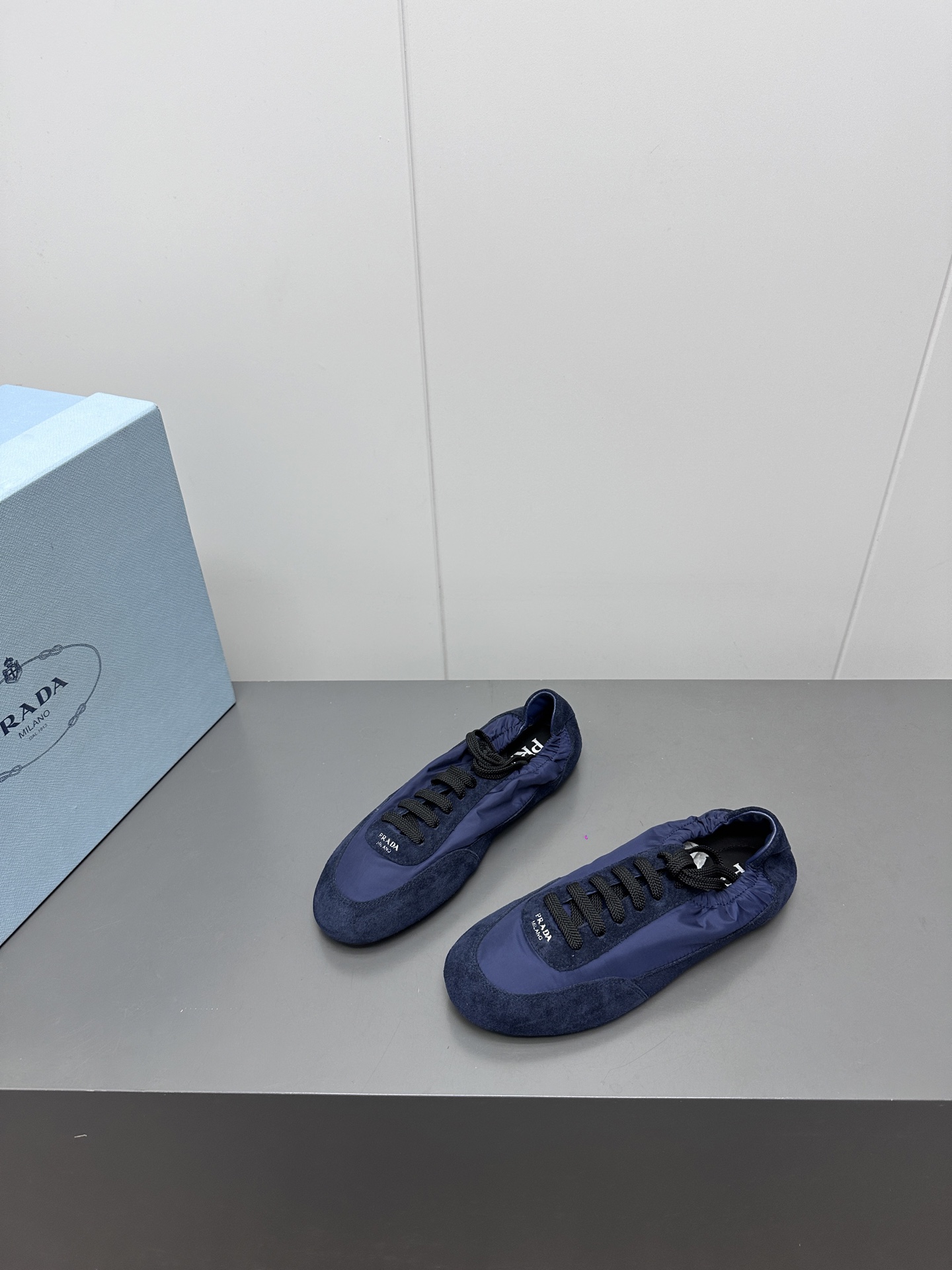 NO:239200,Prada Spring and Summer Show thin-soled German training shoes 25ss Show style with the highest outbound rate. The suede on the upper has a texture, sheepskin wrapped inside, soft and glutinous. The insole thickened lambskin is extremely comfortable to put on, supports and is also wrapped very well. The shoe shape is full of wrapping, light and easy to wear, a practical casual shoe, original open mold rubber sole Size35-40 Men 39-44 (women 40 customized, non-return and exchange), casual shoes/sports shoes, prada, prada, sneakers, sheepskin, chamois leather19860909Prada 普拉达春夏秀款薄底德训鞋 25ss秀款出境率最高的单品 鞋面麂皮有肌理感,内里羊皮包裹,软软糯糯的 鞋垫加厚小羊皮,踩上去无比舒适,有支撑感,又包裹得很好的感觉 鞋型包裹感十足,轻便好穿实用的一款休闲鞋,原版开模橡胶大底 Size35-40 男39-44（女40 订做不退换）,休闲鞋/运动鞋,prada,prada,sneakers,sheepskin,chamois leather,Women's Shoes