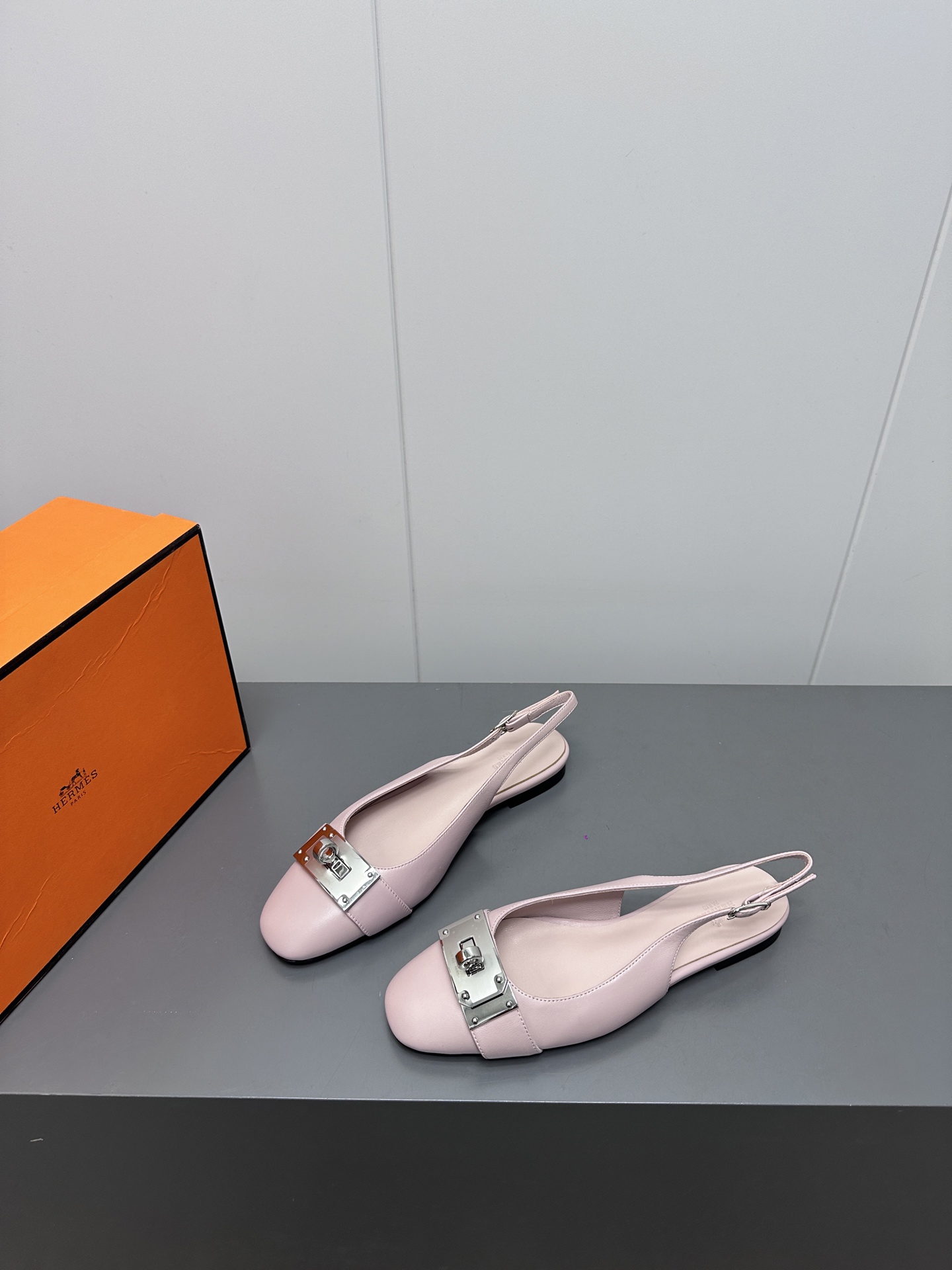 NO:239212,Hermes ss25 new sandals kelly silver buckle design upgrades must be praised, that is, the widened kelly buckle, which is really a wonderful upgrade. The wide buckle abandons the traditional kelly narrow buckle, which is more special and fashionable, making the whole shoe more three-dimensional and avant-garde. I recommend all sisters to do it!  !  size 35-41 (40 41 customization without return or exchange), semi-drag, hermes, hermes, sandals19860909Hermes ss25爱马仕新款 凉鞋 kelly银扣设计升级必须特别表扬,那就是拉宽了的kelly扣,真的真的真的是绝妙的升级,宽扣摒弃了传统的kelly 窄扣,更特别更时尚,让整个鞋更加立体与前卫了起来. 推荐各位姐妹们冲！！ size 35-41（40 41定制不退换）,半拖,hermes,hermes,sandals,Women's Shoes