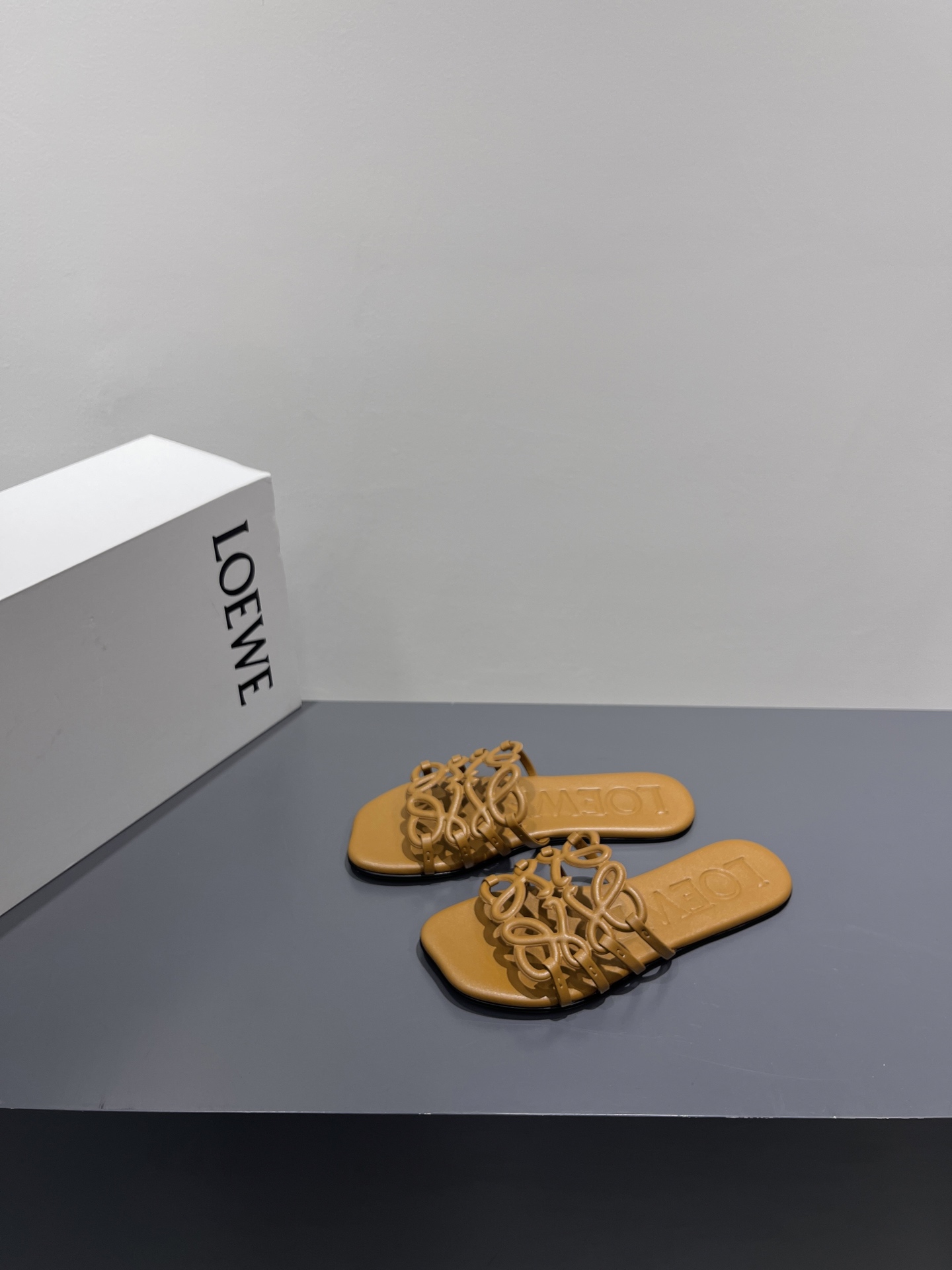 NO:239202,LOEW*25/Spring and summer new iconic Anagram printed slippers·A versatile slippers that must be stored in the next summer·As suitable for any occasion·Close your eyes and pay attention to custom sheepskin upper imported leather injection molded sole Color camel, black, white Size 35-39 (full package), slippers, loewe, slippers, sheepskin19860909LOEW*25/春夏全新标志性的Anagram印拖鞋·为接下来夏日必蓄备的一款百搭拖鞋·适用任何场合·闭眼入注意 鞋面定制羊皮 鞋底进口真皮注塑大底 颜色驼、黑、白 码数35-39（全套包装）,拖鞋,loewe,slippers,sheepskin,Women's Shoes