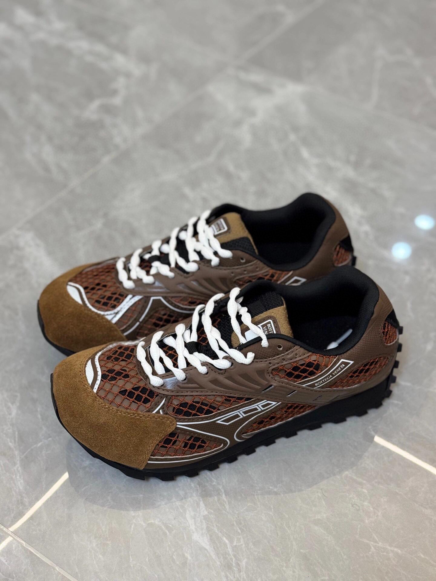 NO:232534,Bottega Veneta new shoes Orbit sneakers couples, really classic colors   24 new colors. Retro sneakers for many celebrities such as Wang Yibo, Zhou Liangtong, Mika, etc. Orbit is a brand new shoe launched by Bottega Veneta. Among the four colors, the lines of the shoe body and the mesh braided upper are well integrated, and the positioning is comfortable and casual, and the exquisite tone is also very comfortable and casual! Top quality couple size 35-45 (female 40, male 38, 45 customized, non-return and exchange), casual shoes/sports, bottega veneta, sneakers19860909Bottega Veneta 新款鞋 Orbit运动鞋 情侣款,真的太经典色 24新配色 王一博、周兩彤、米卡等多位明星上脚的复古运动鞋 Orbit 是 Bottega Veneta推出的全新鞋款. 四个配色当中,鞋身的线条和网纱编织鞋面都融合的很好,定位舒适休闲也不乏精致的调性！ 顶级精品情侣size 35-45(女40 男38 45定制不退换）,休闲鞋/运动鞋,bottega veneta,sneakers,Women's Shoes